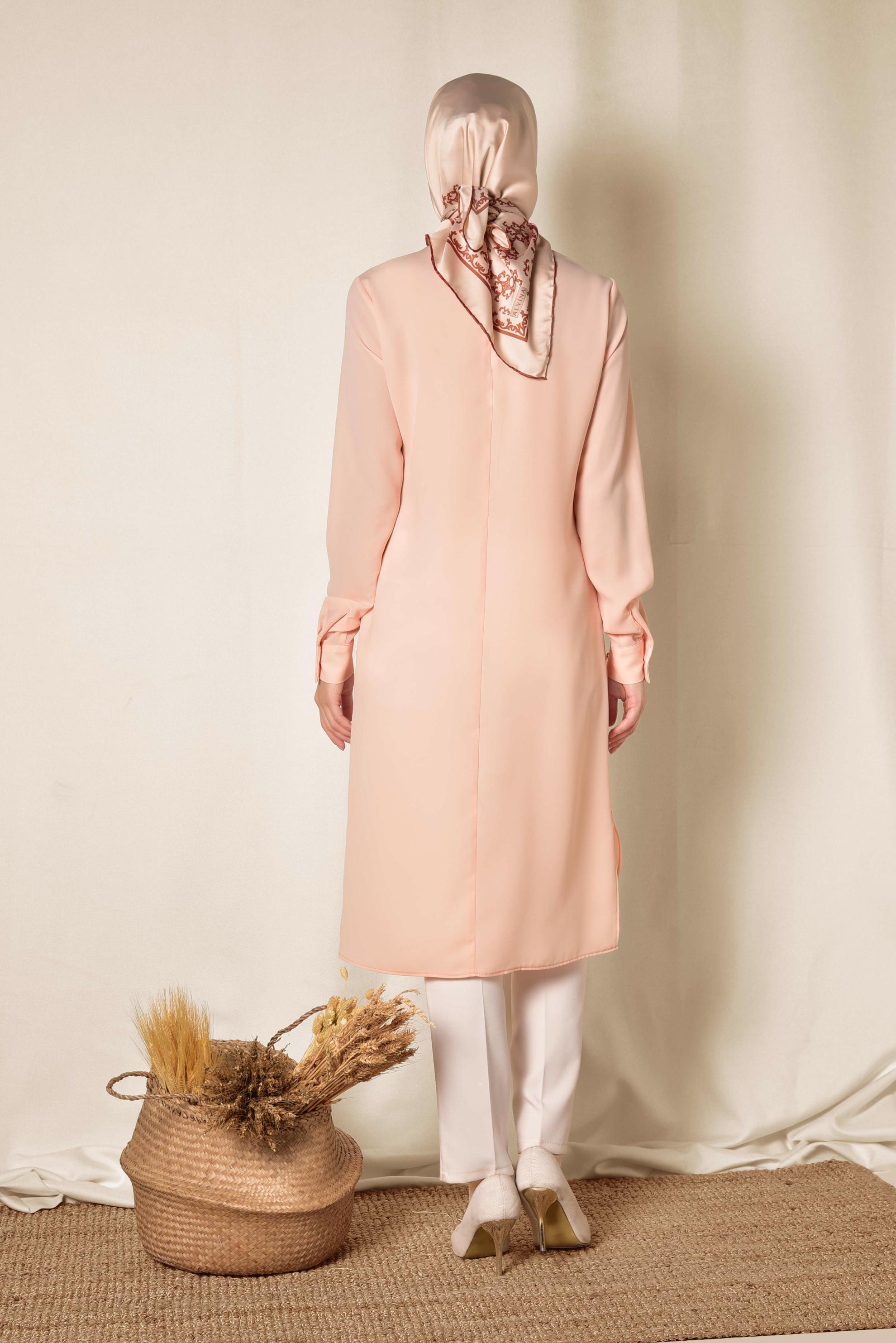 Tesettür giyim PUDRA YAKASI BROŞLU YANLARI DÜĞMELİ TUNİK 4914