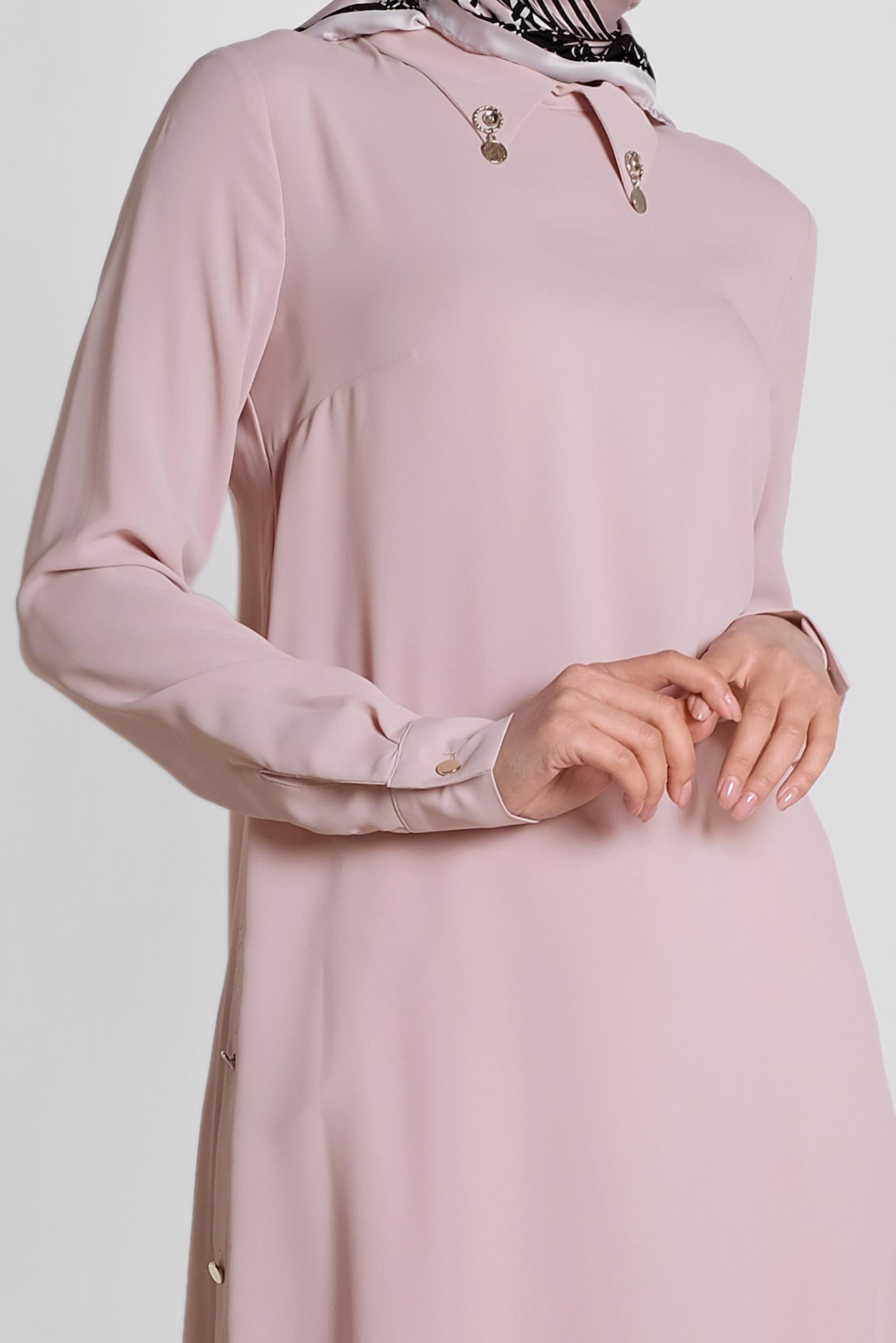 Tesettür giyim PUDRA YAKASI BROŞLU YANLARI DÜĞMELİ TUNİK 4914