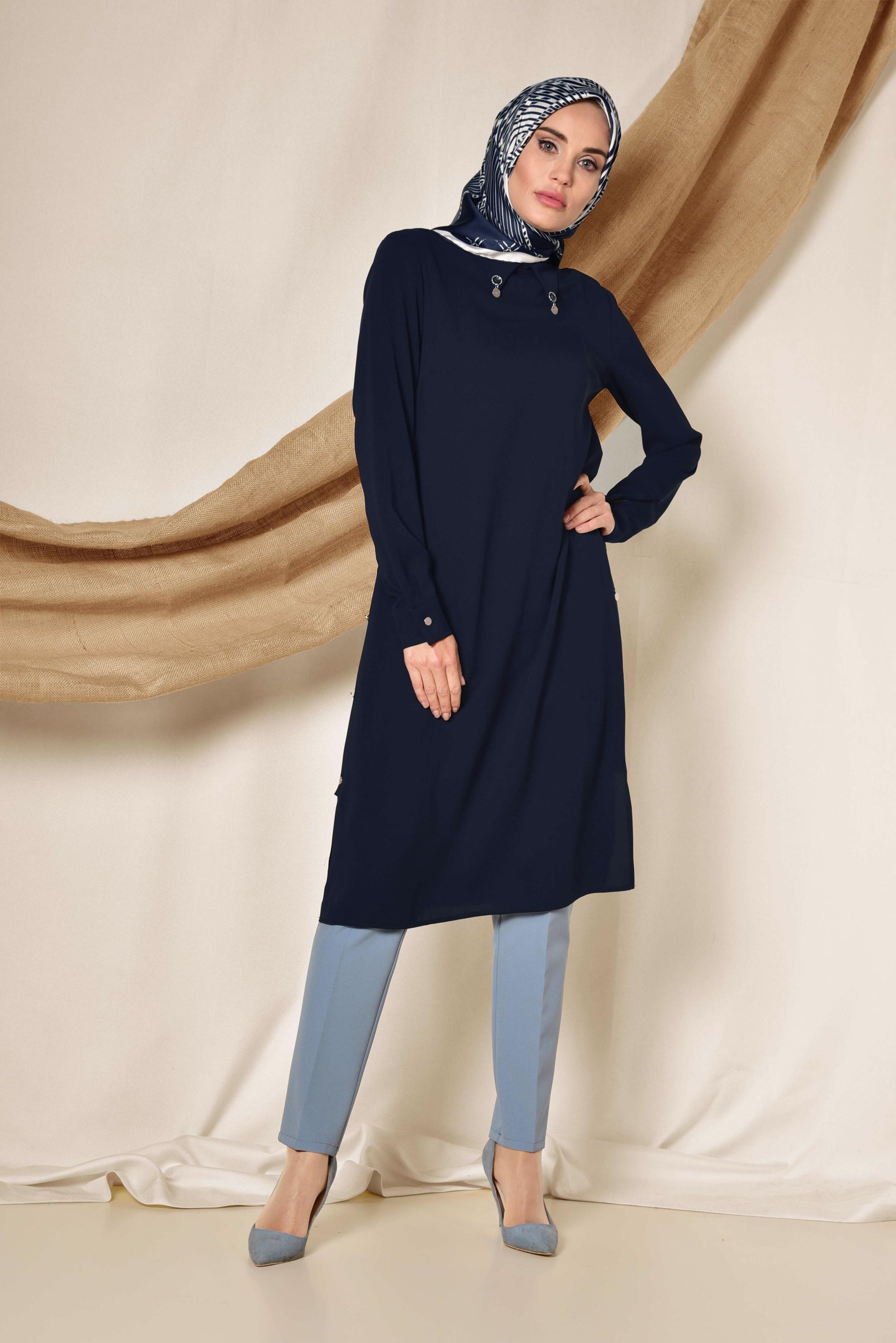 Tesettür giyim LACİVERT YAKASI BROŞLU YANLARI DÜĞMELİ TUNİK 4914