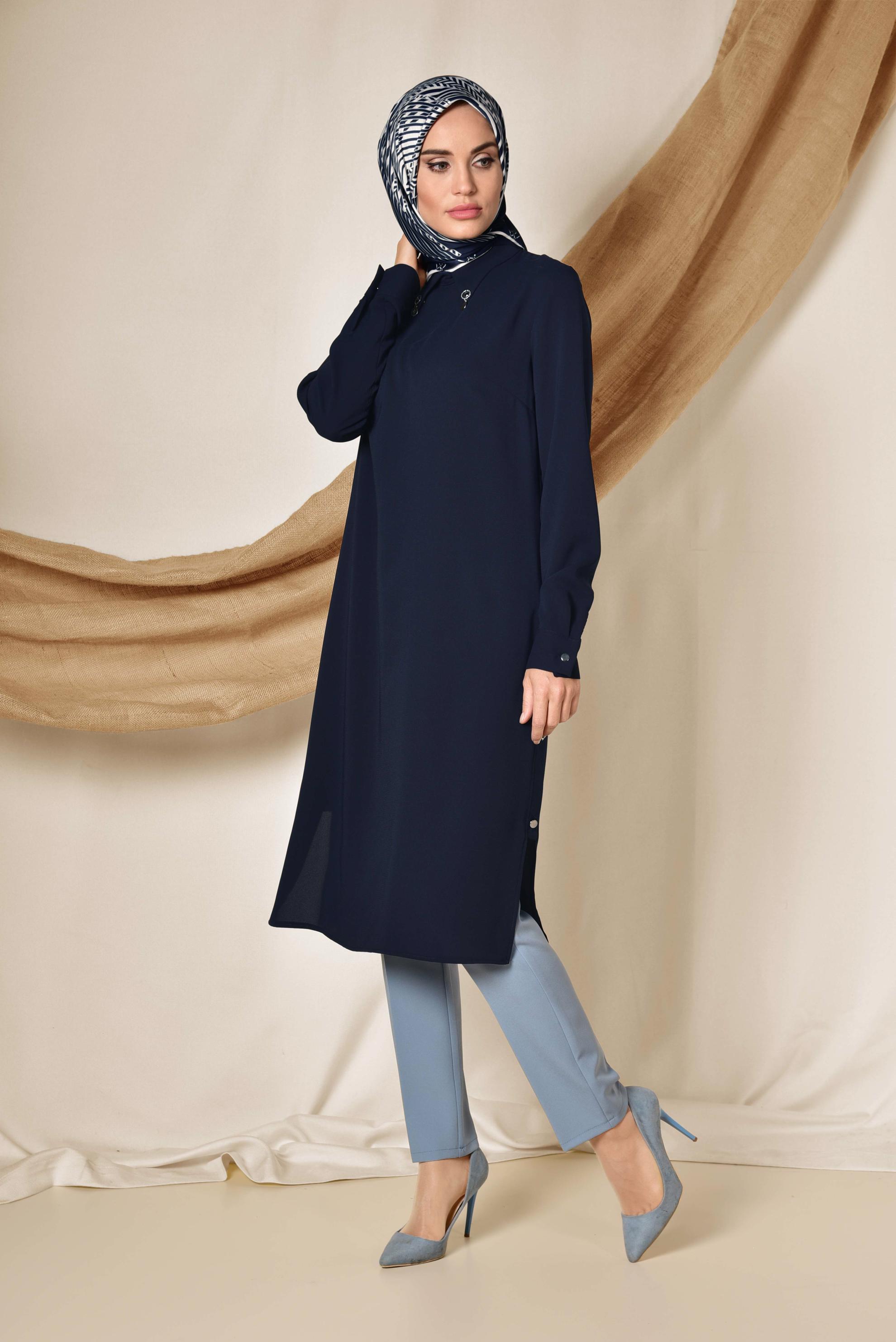 Tesettür giyim LACİVERT YAKASI BROŞLU YANLARI DÜĞMELİ TUNİK 4914