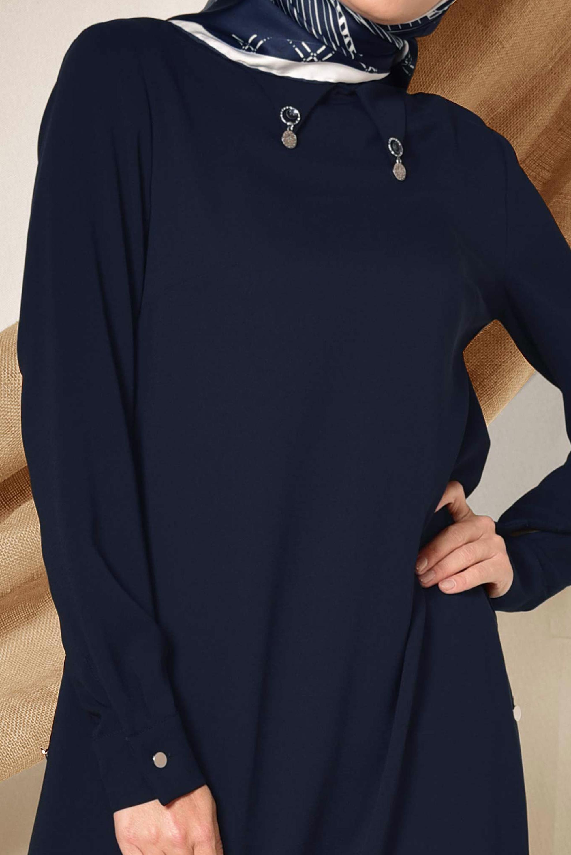 Tesettür giyim LACİVERT YAKASI BROŞLU YANLARI DÜĞMELİ TUNİK 4914