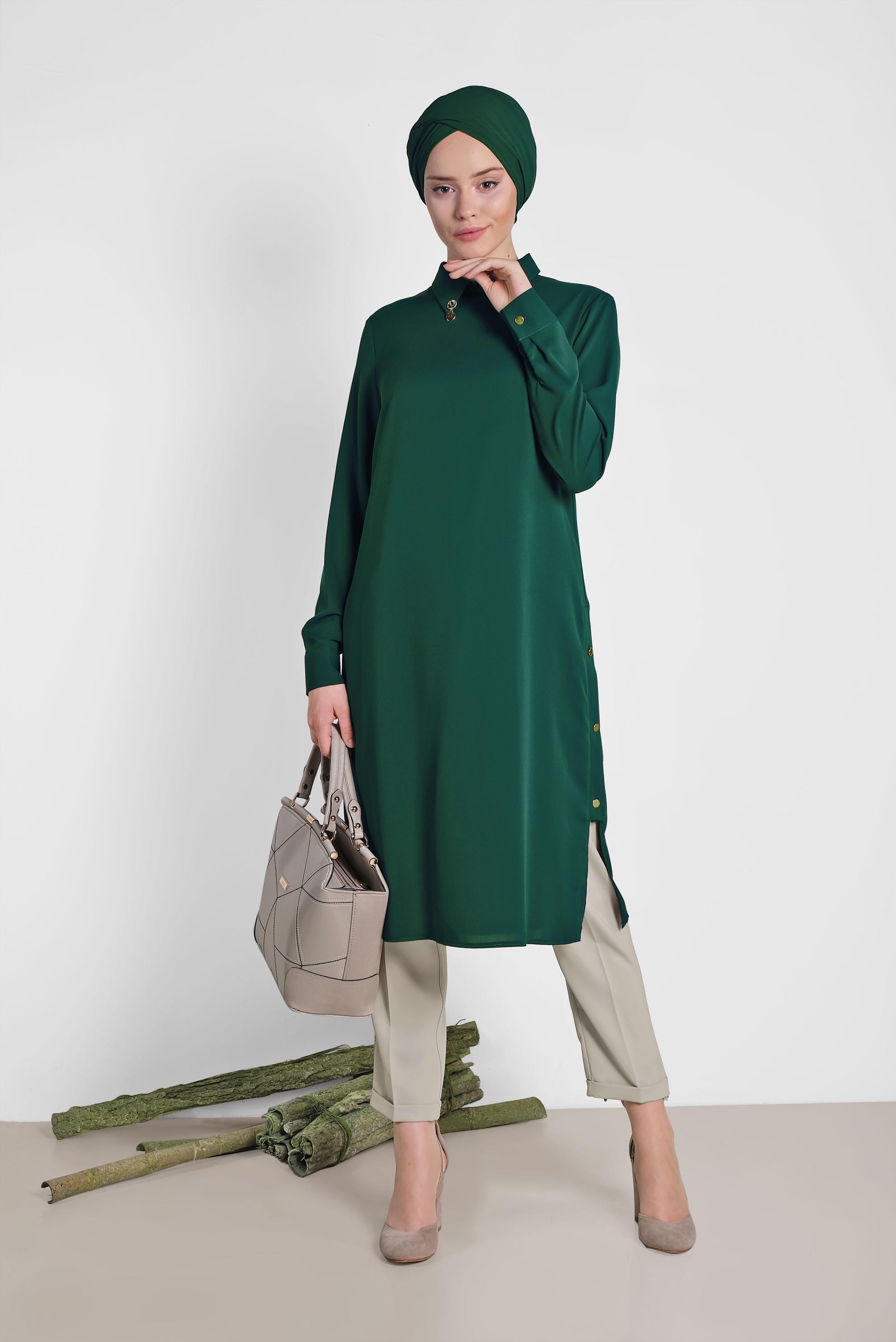 Tesettür giyim YEŞİL YAKASI BROŞLU YANLARI DÜĞMELİ TUNİK 4914