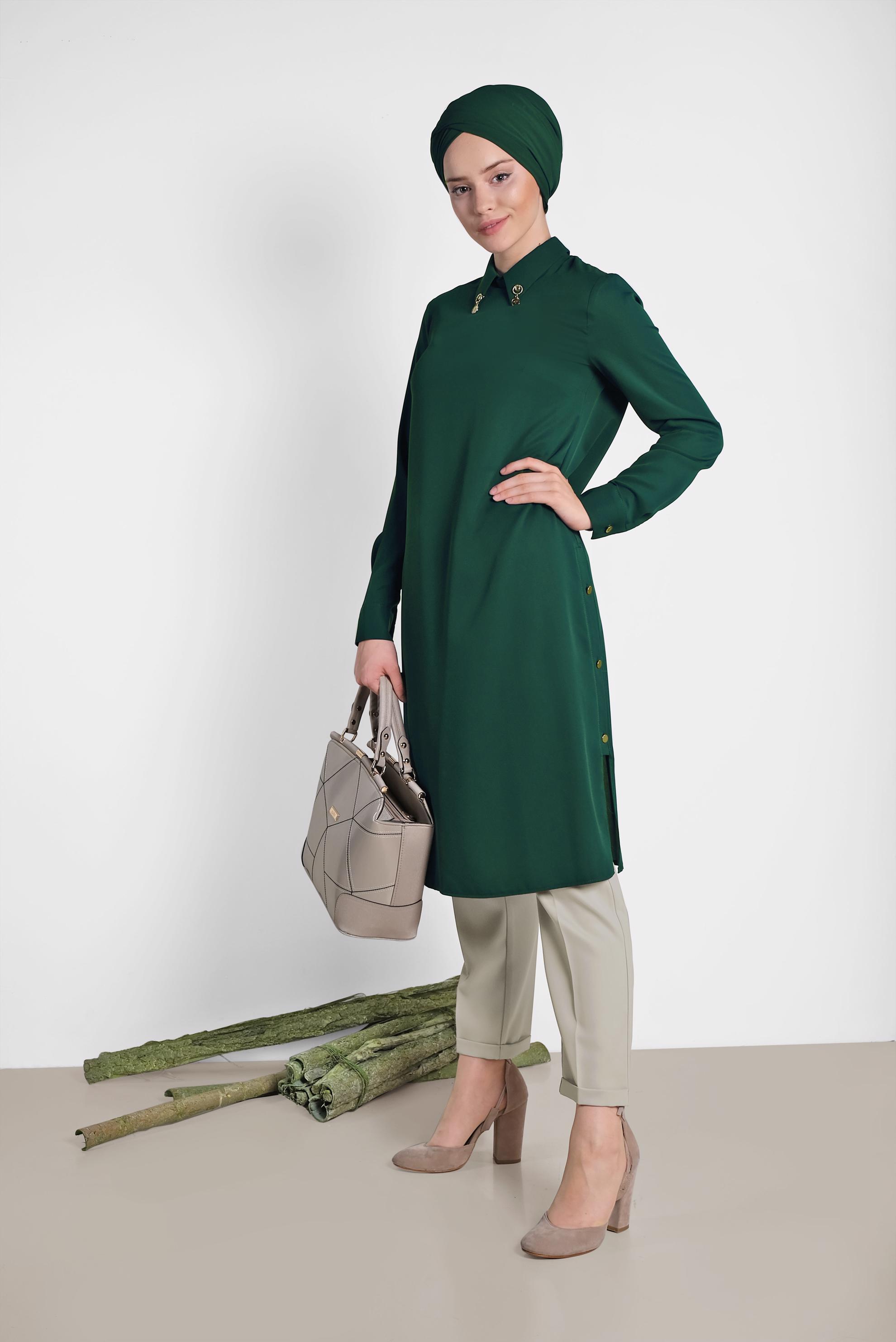 Tesettür giyim YEŞİL YAKASI BROŞLU YANLARI DÜĞMELİ TUNİK 4914