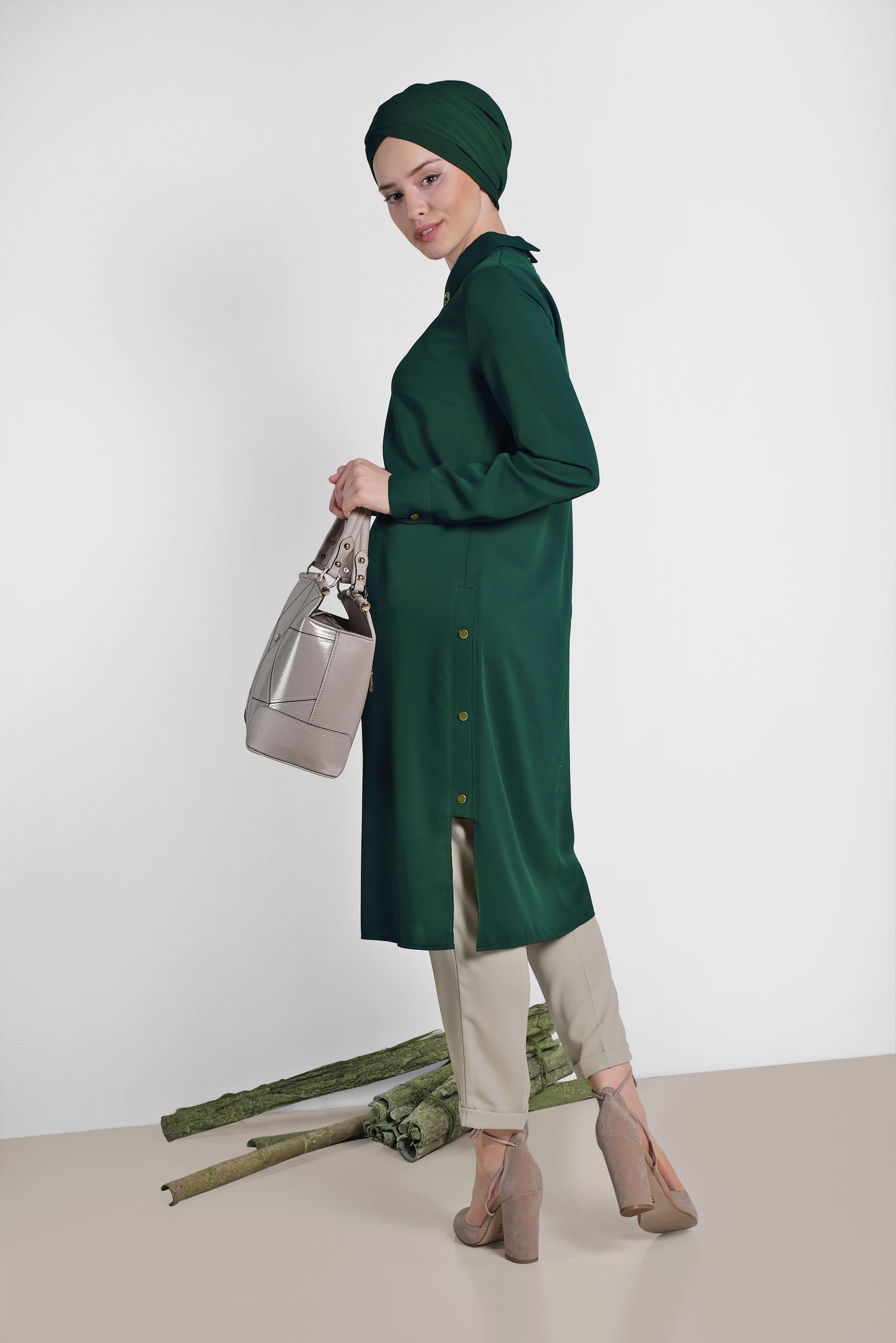 Tesettür giyim YEŞİL YAKASI BROŞLU YANLARI DÜĞMELİ TUNİK 4914