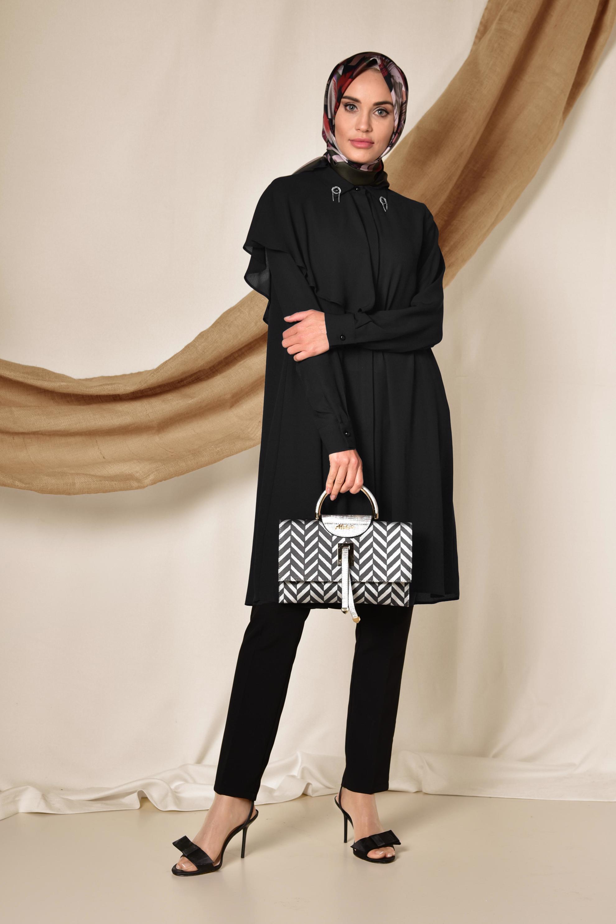 Tesettür giyim SİYAH YAKASI BROŞLU VOLAN DETAYLI TUNİK 4939