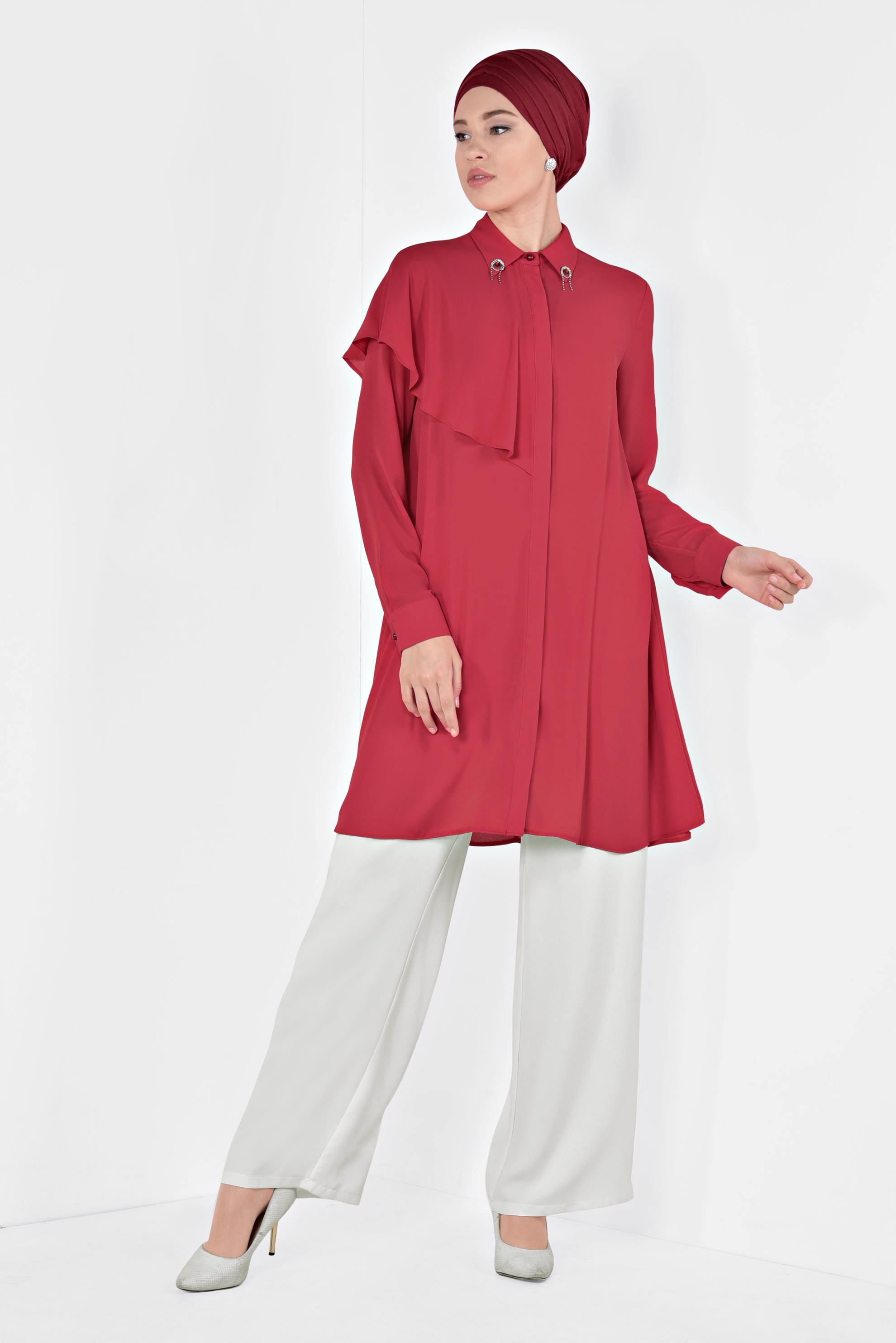 Tesettür giyim KIRMIZI YAKASI BROŞLU VOLAN DETAYLI TUNİK 4939