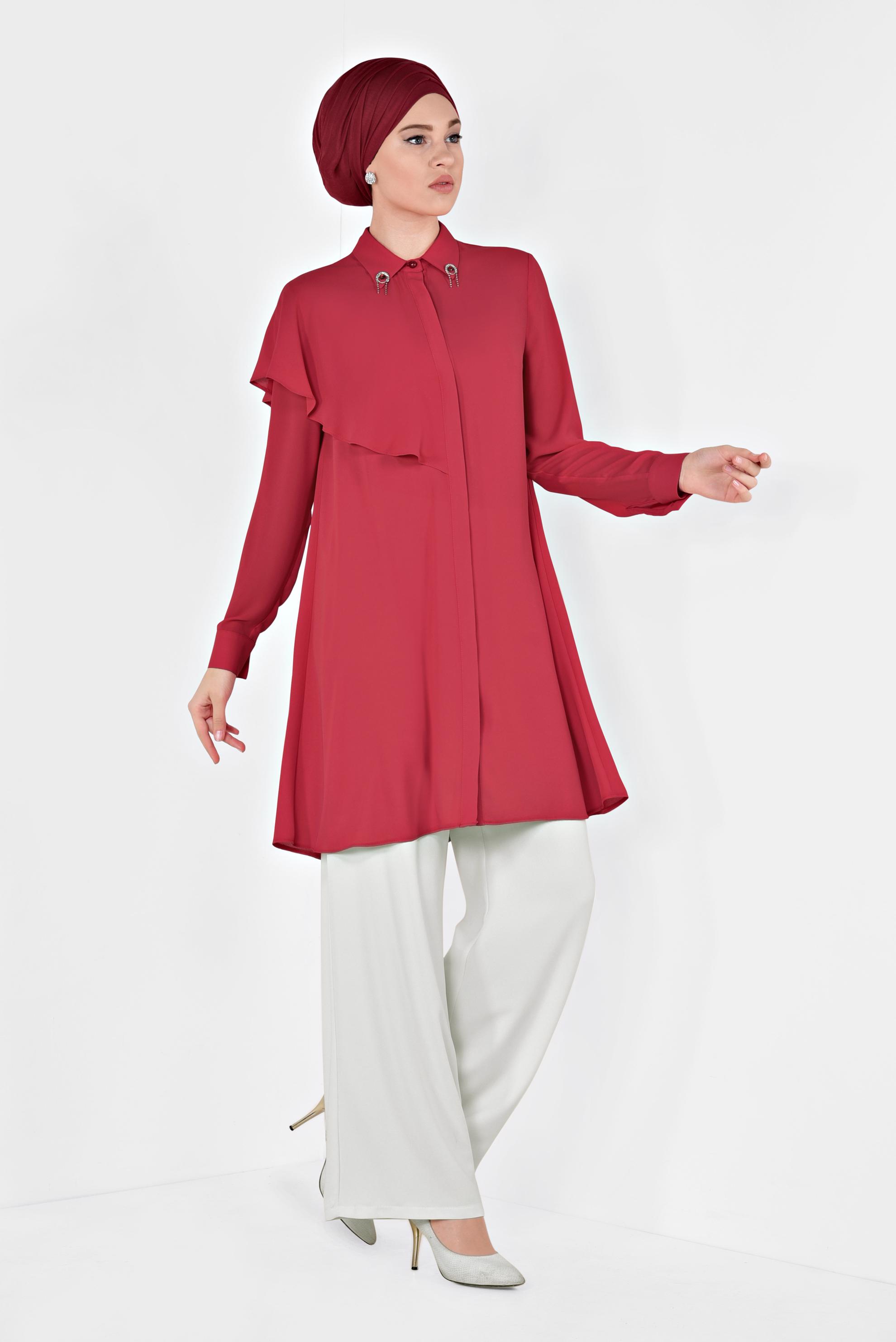 Tesettür giyim KIRMIZI YAKASI BROŞLU VOLAN DETAYLI TUNİK 4939
