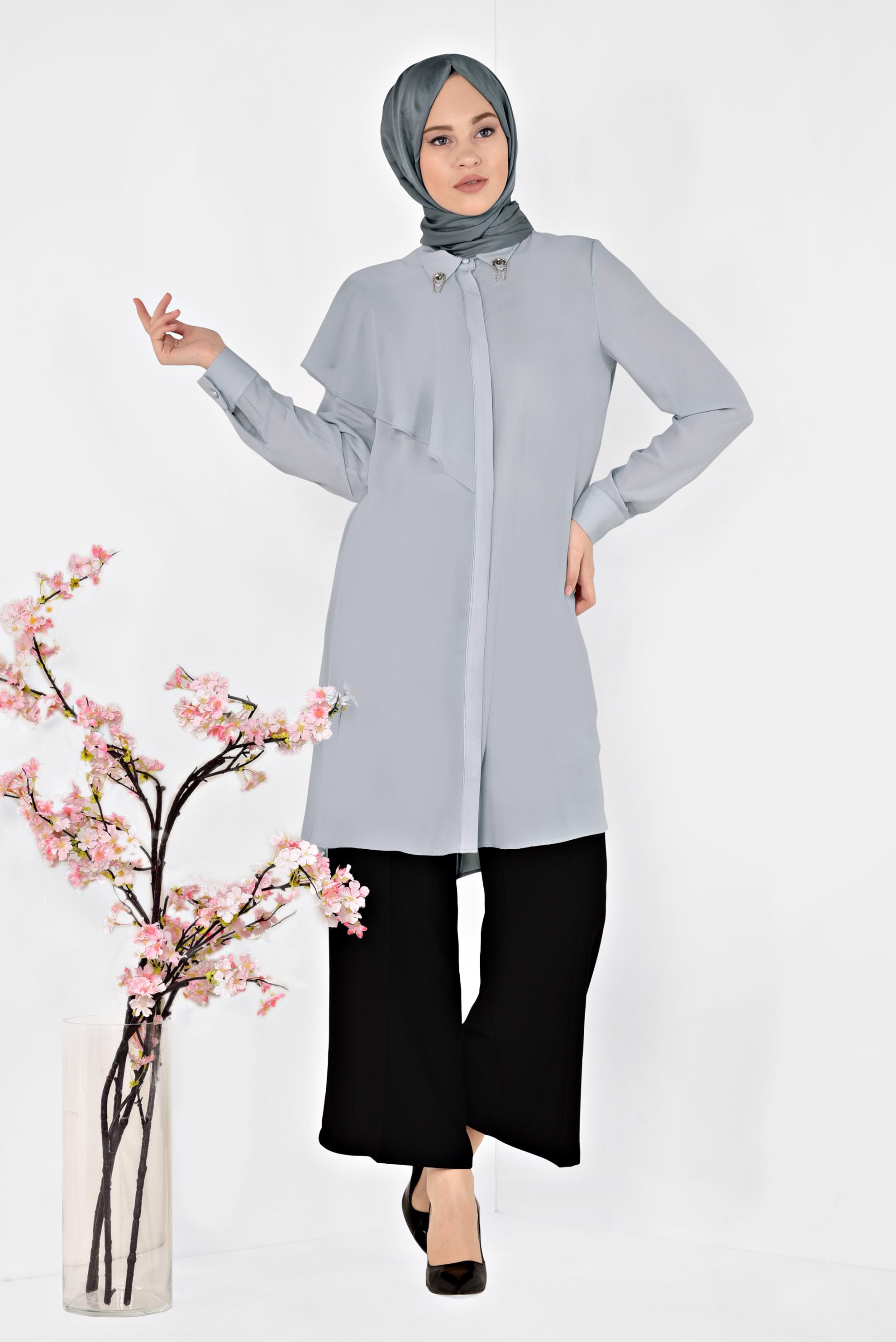 Tesettür giyim GRİ YAKASI BROŞLU VOLAN DETAYLI TUNİK 4939