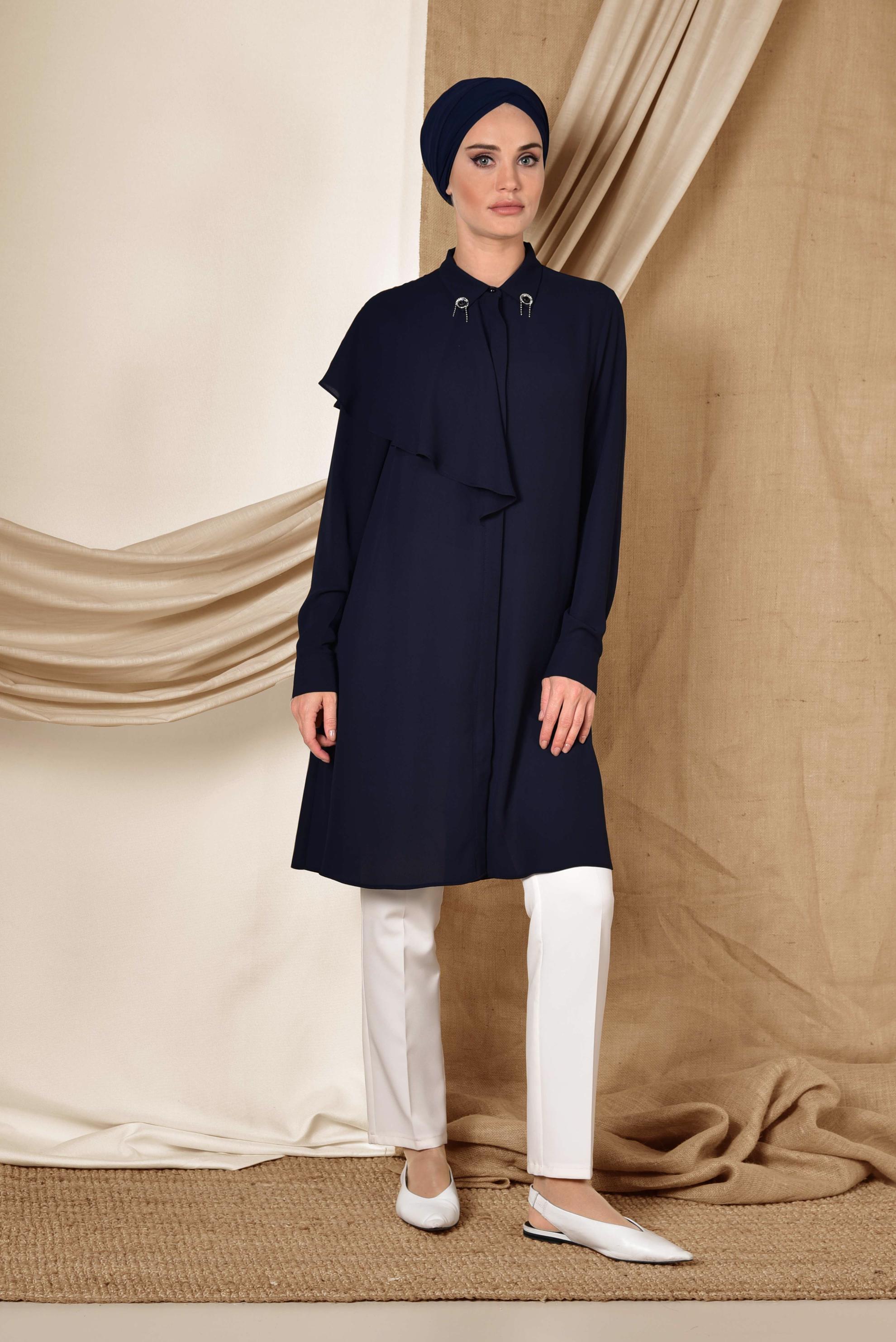 Tesettür giyim LACİVERT YAKASI BROŞLU VOLAN DETAYLI TUNİK 4939