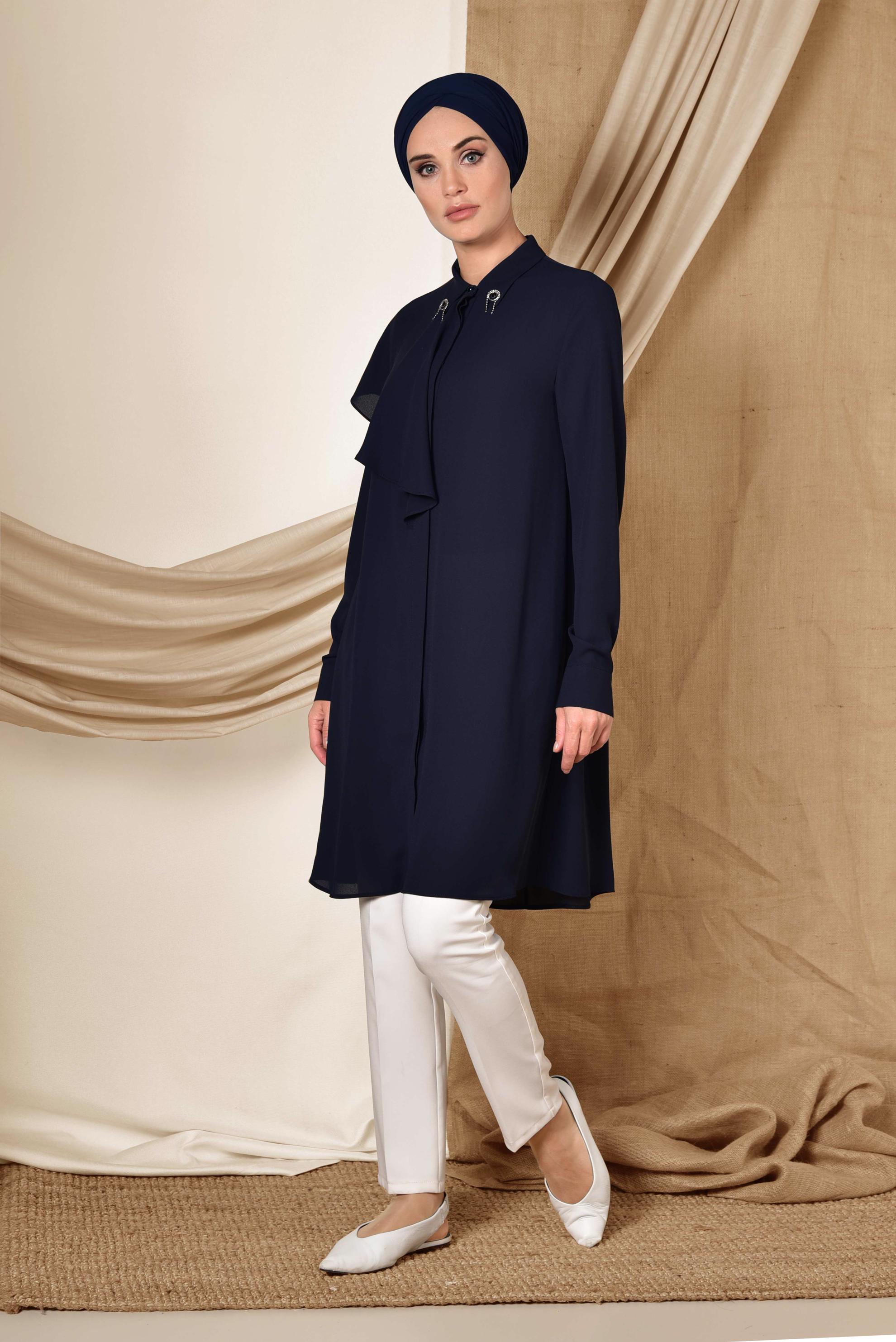 Tesettür giyim LACİVERT YAKASI BROŞLU VOLAN DETAYLI TUNİK 4939