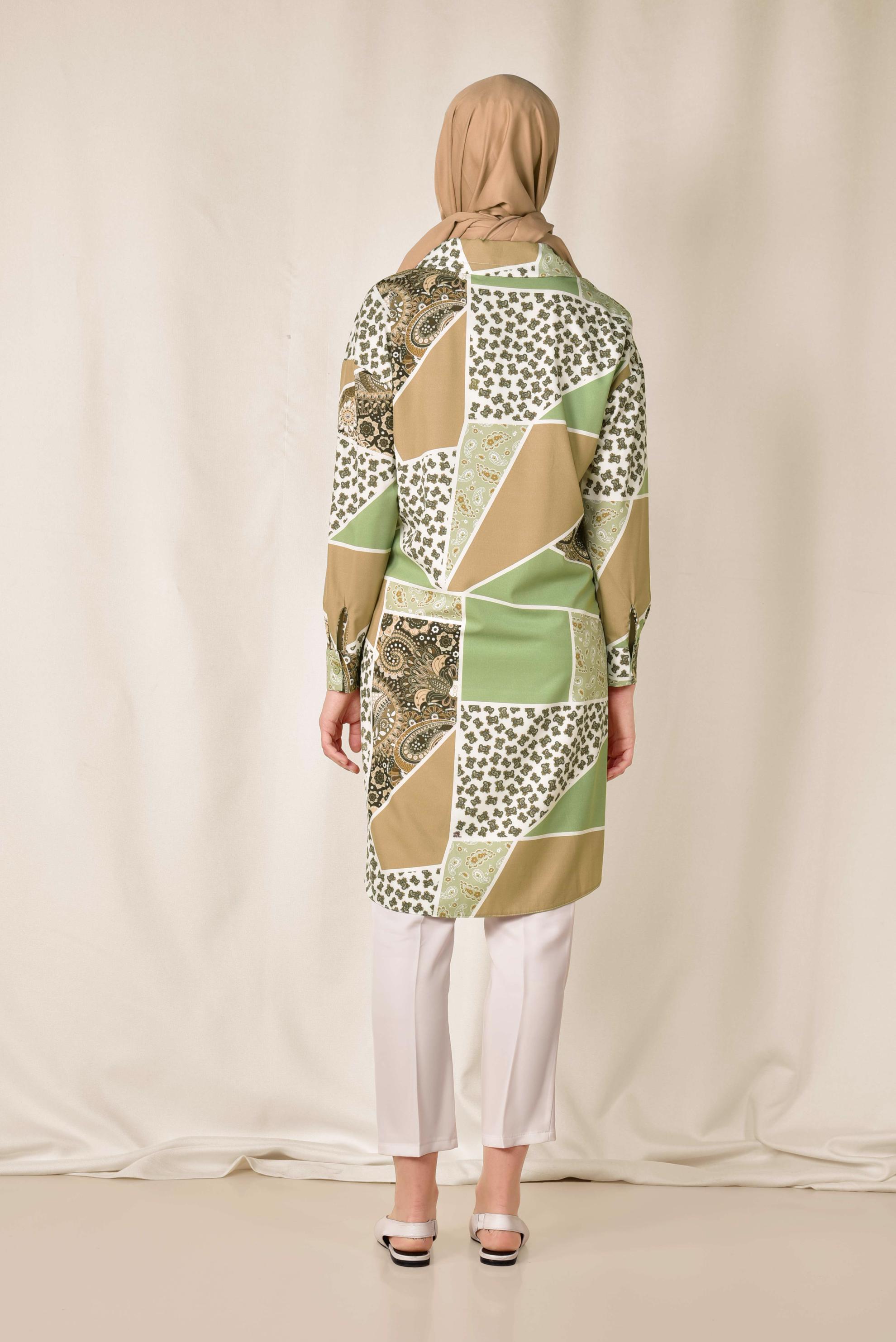 Tesettür giyim YEŞİL RENKLİ DESENLİ ÖNDEN DÜĞMELİ TUNİK 4983