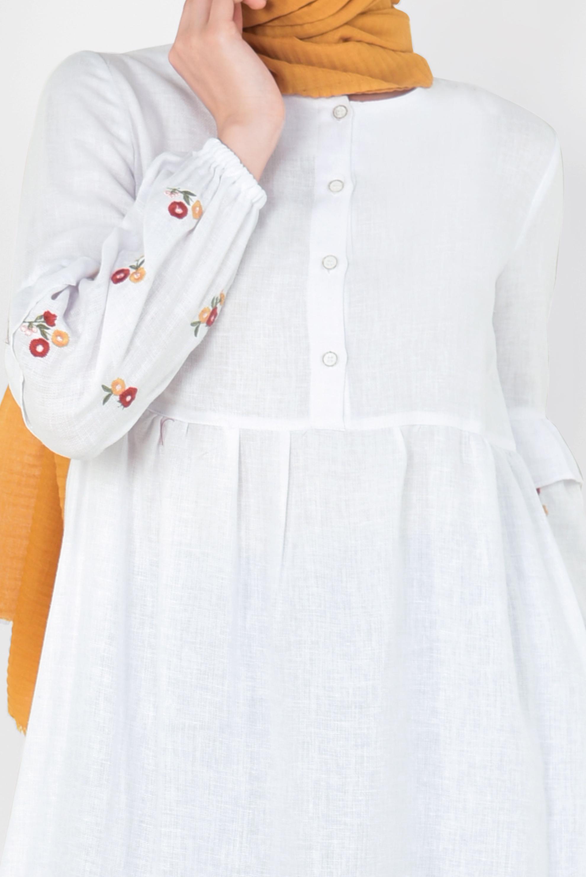 Tesettür giyim BEYAZ NAKIŞ İŞLEMELİ VOLANLI TUNİK 4986