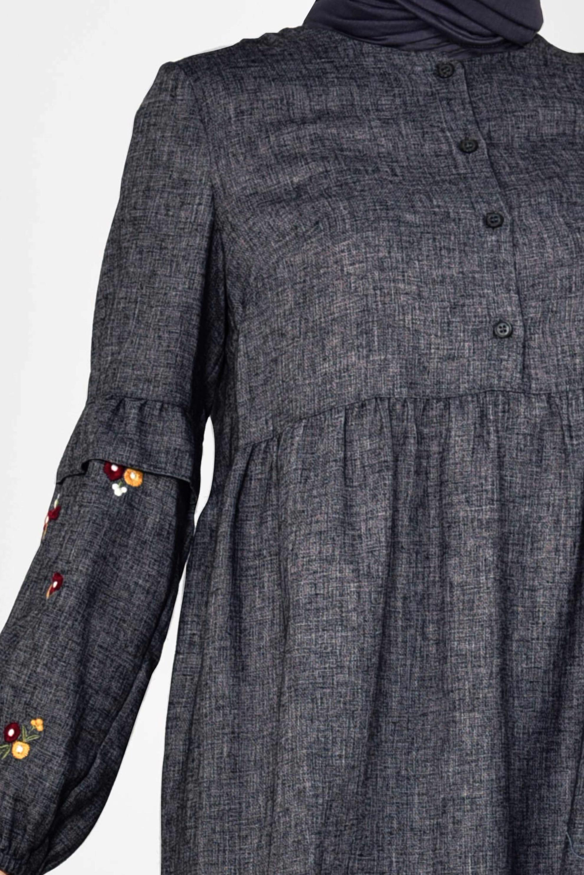 Tesettür giyim GRİ NAKIŞ İŞLEMELİ VOLANLI TUNİK 4986