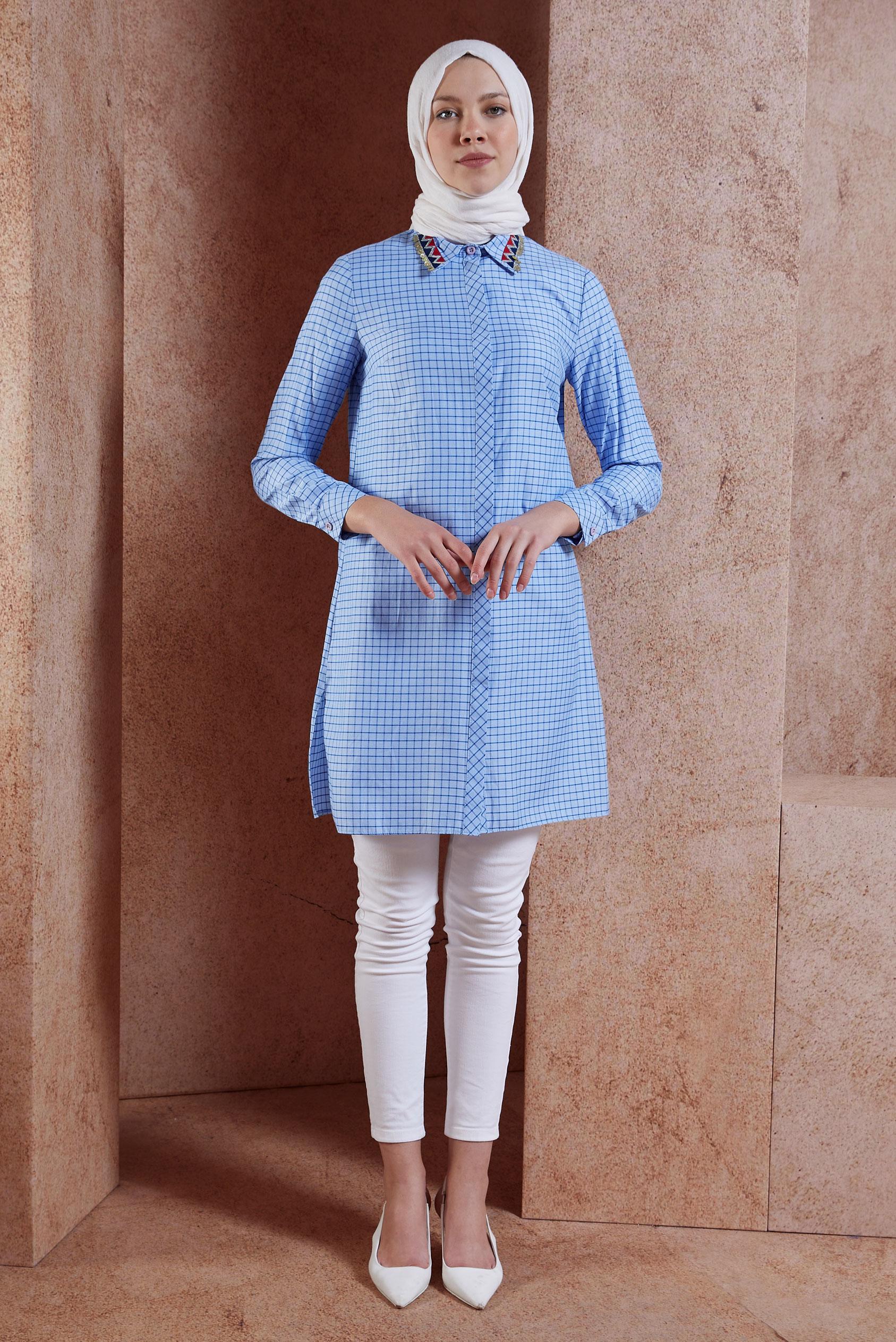 Tesettür giyim MAVİ YAKASI NAKIŞLI KARE DESENLİ TUNİK 4988