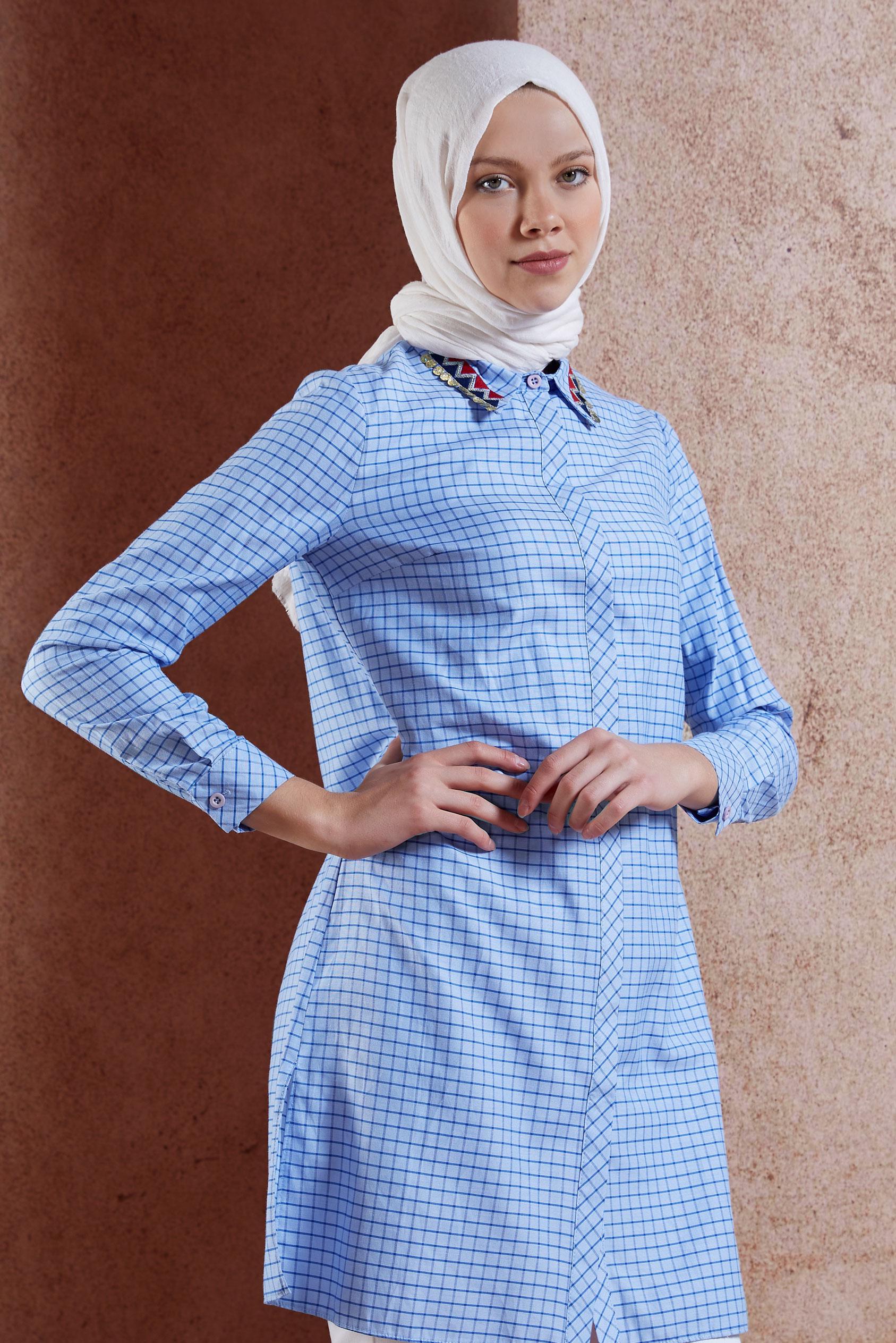 Tesettür giyim MAVİ YAKASI NAKIŞLI KARE DESENLİ TUNİK 4988