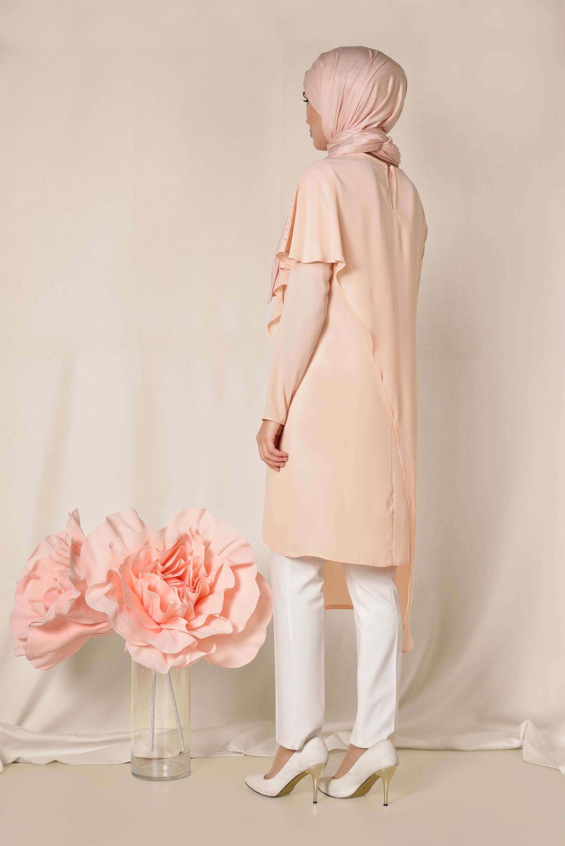 Tesettür giyim PUDRA TAŞ DETAYLI VOLANLI ASİMETRİK TUNİK 4990