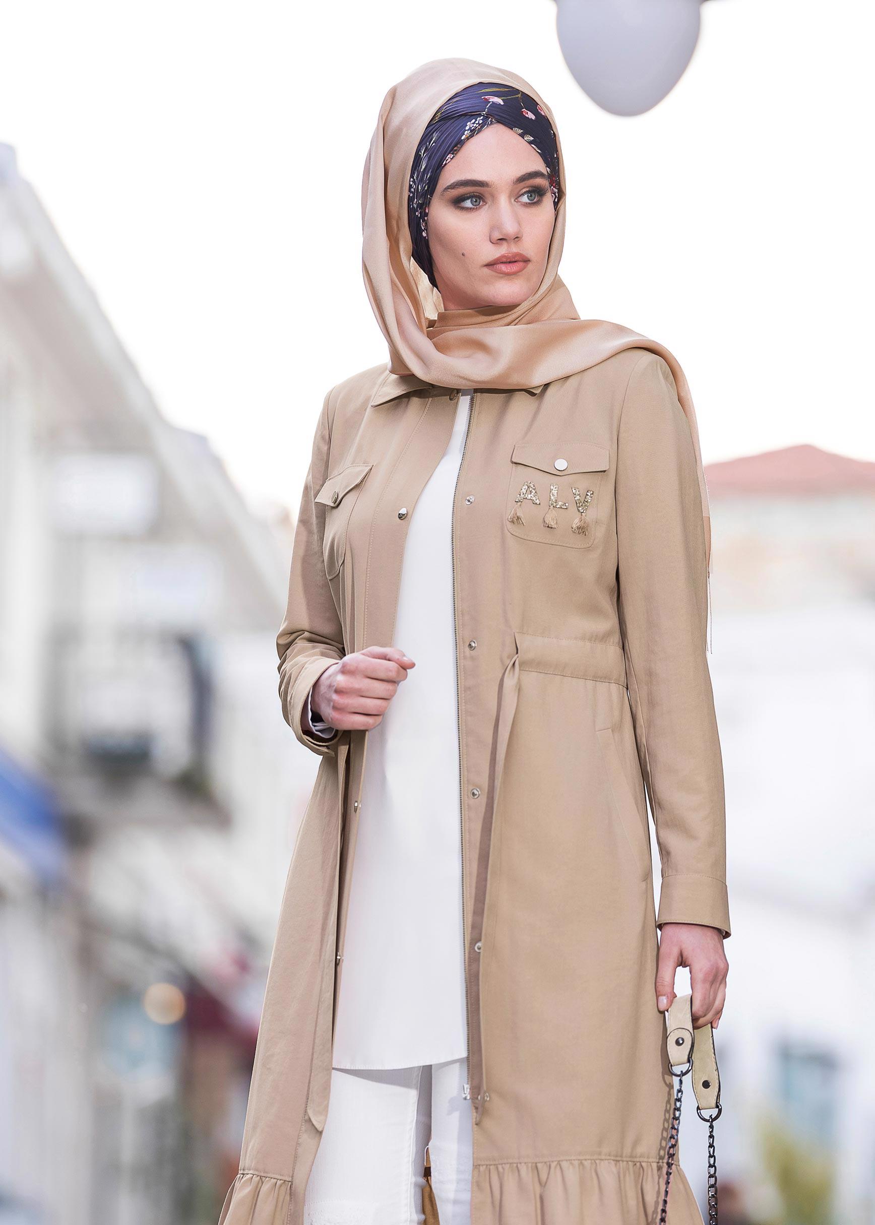 Tesettür giyim BEJ ETEK UCU VOLANLI BELİ BÜZGÜLÜ TRENÇKOT 1201