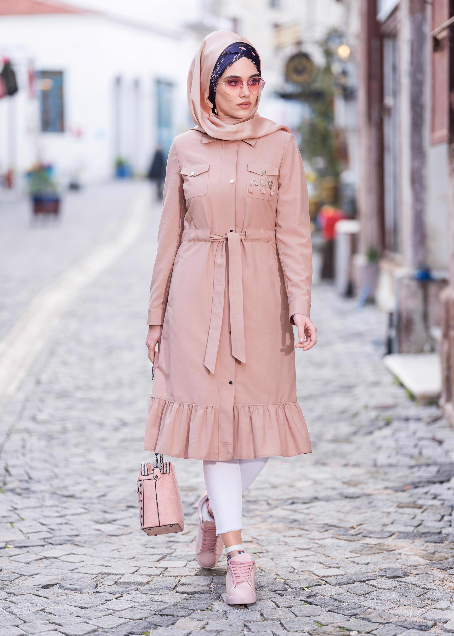 Tesettür giyim PUDRA ETEK UCU VOLANLI BELİ BÜZGÜLÜ TRENÇKOT 1201