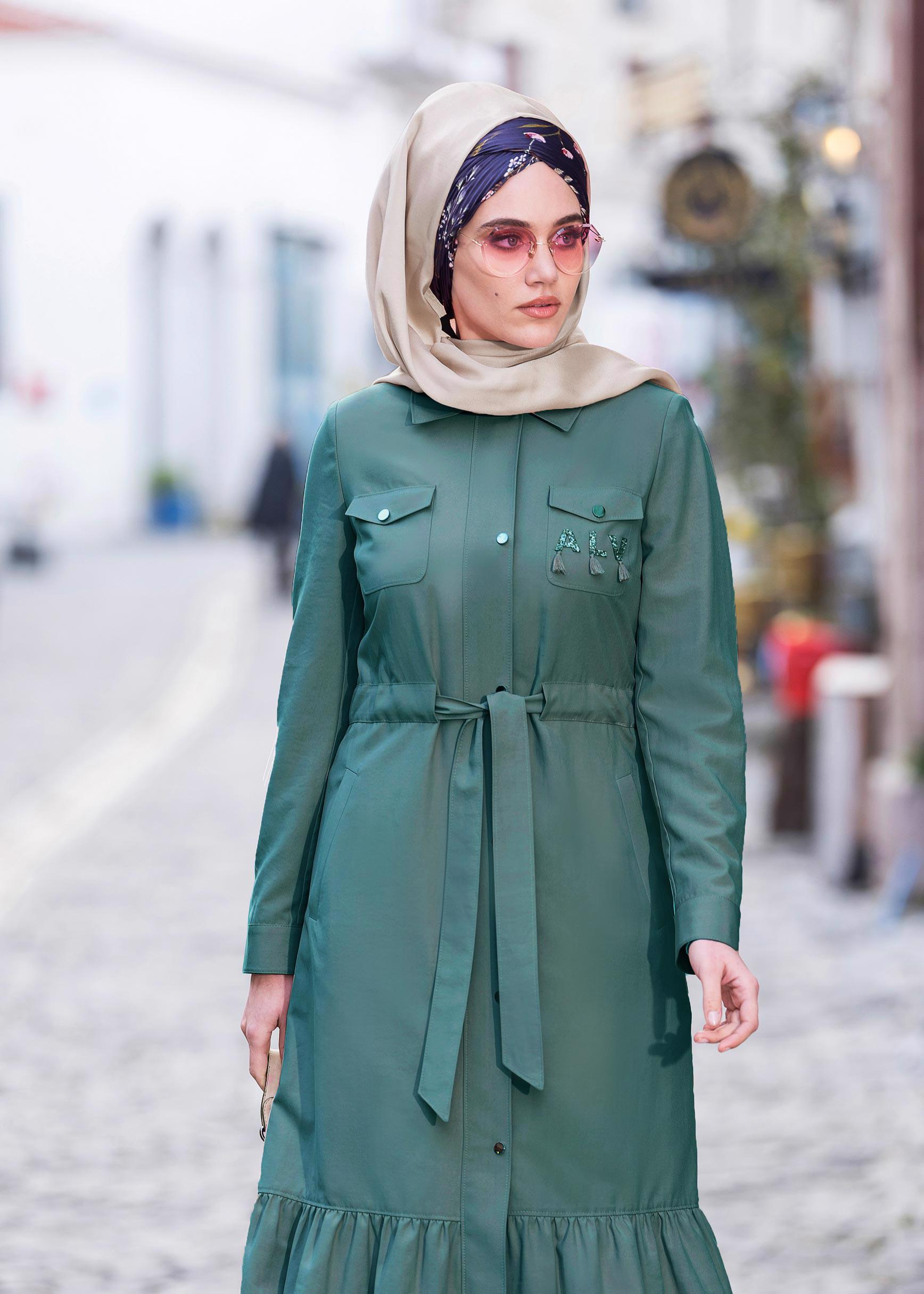 Tesettür giyim YEŞİL ETEK UCU VOLANLI BELİ BÜZGÜLÜ TRENÇKOT 1201