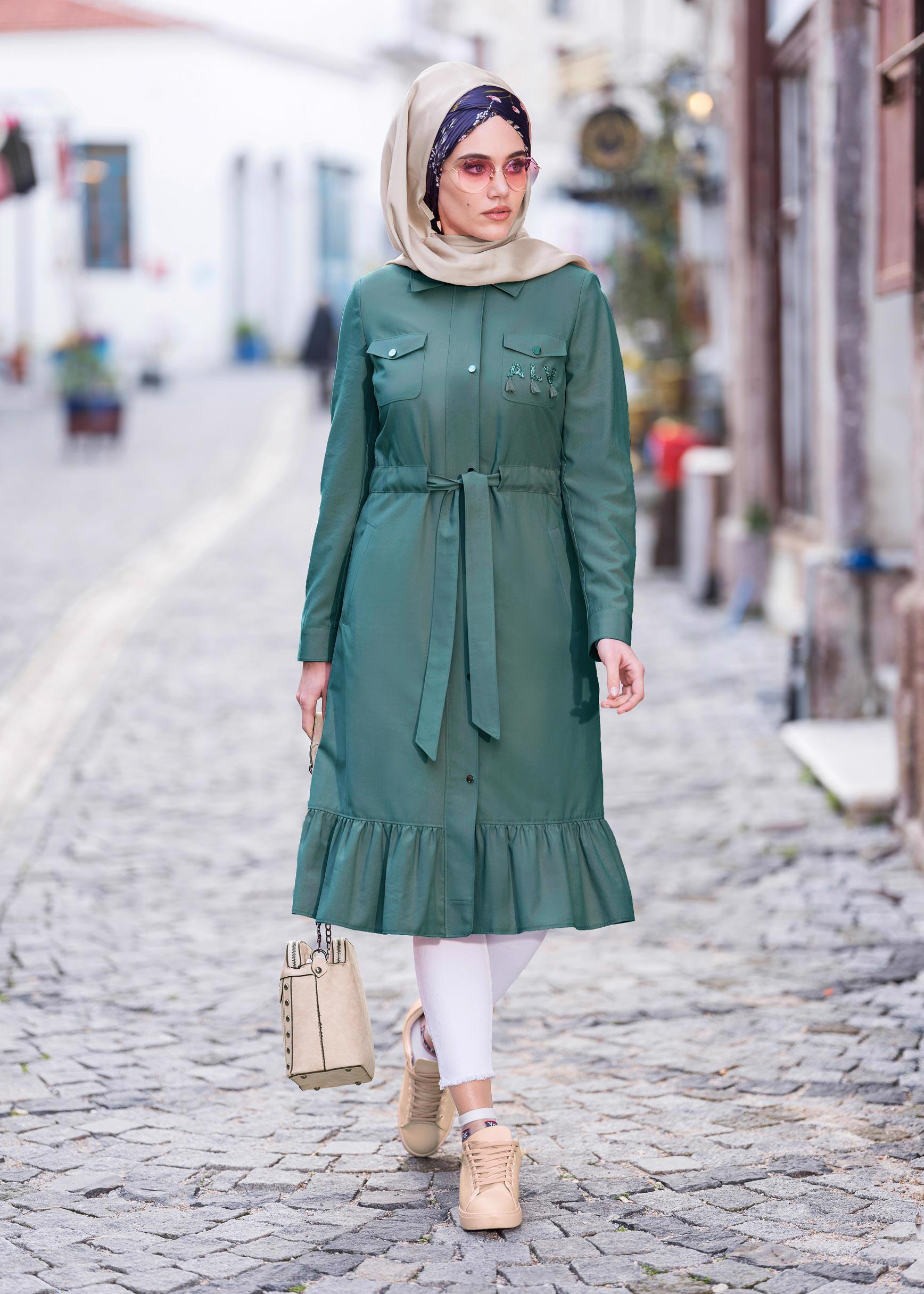 Tesettür giyim YEŞİL ETEK UCU VOLANLI BELİ BÜZGÜLÜ TRENÇKOT 1201