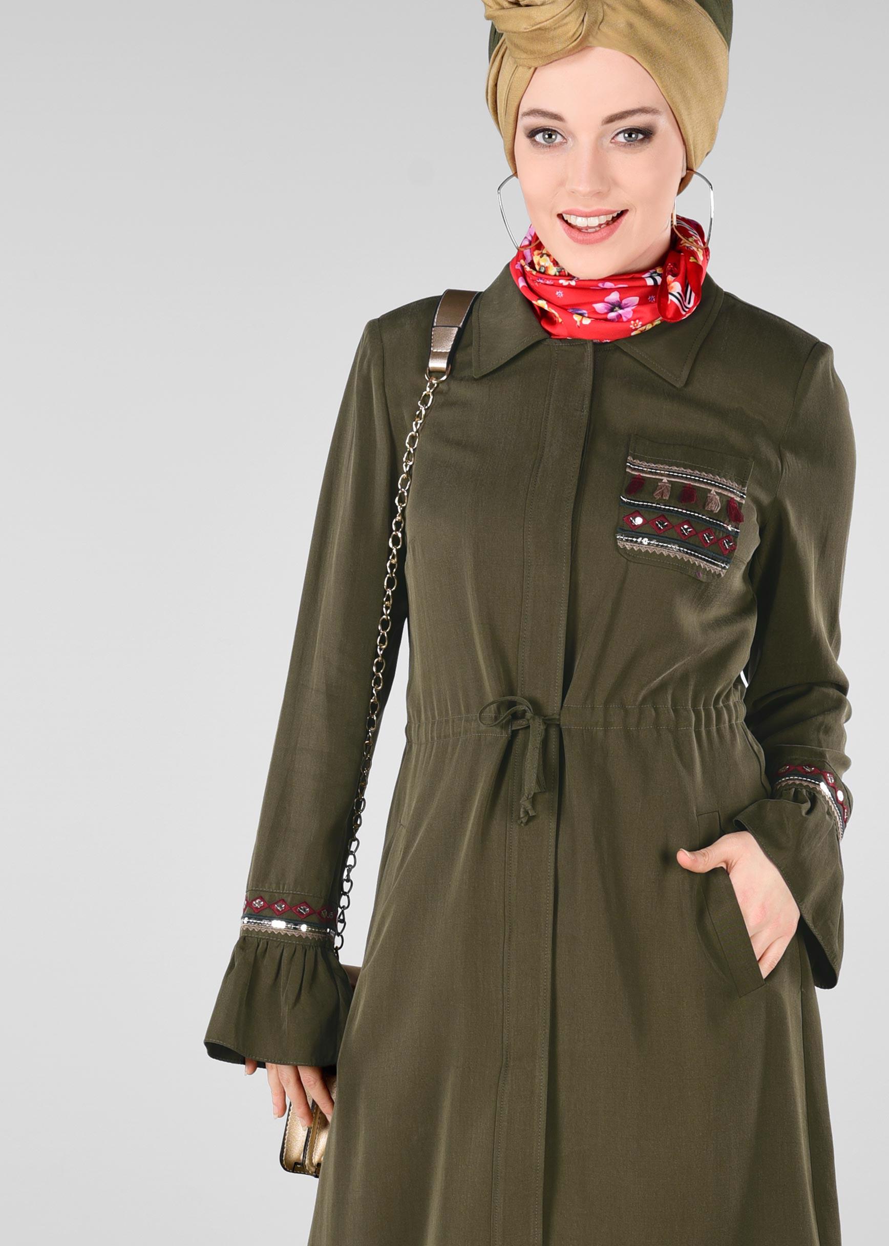 Tesettür giyim HAKİ İŞLEMELİ BELİ BÜZGÜLÜ TRENÇKOT 1202