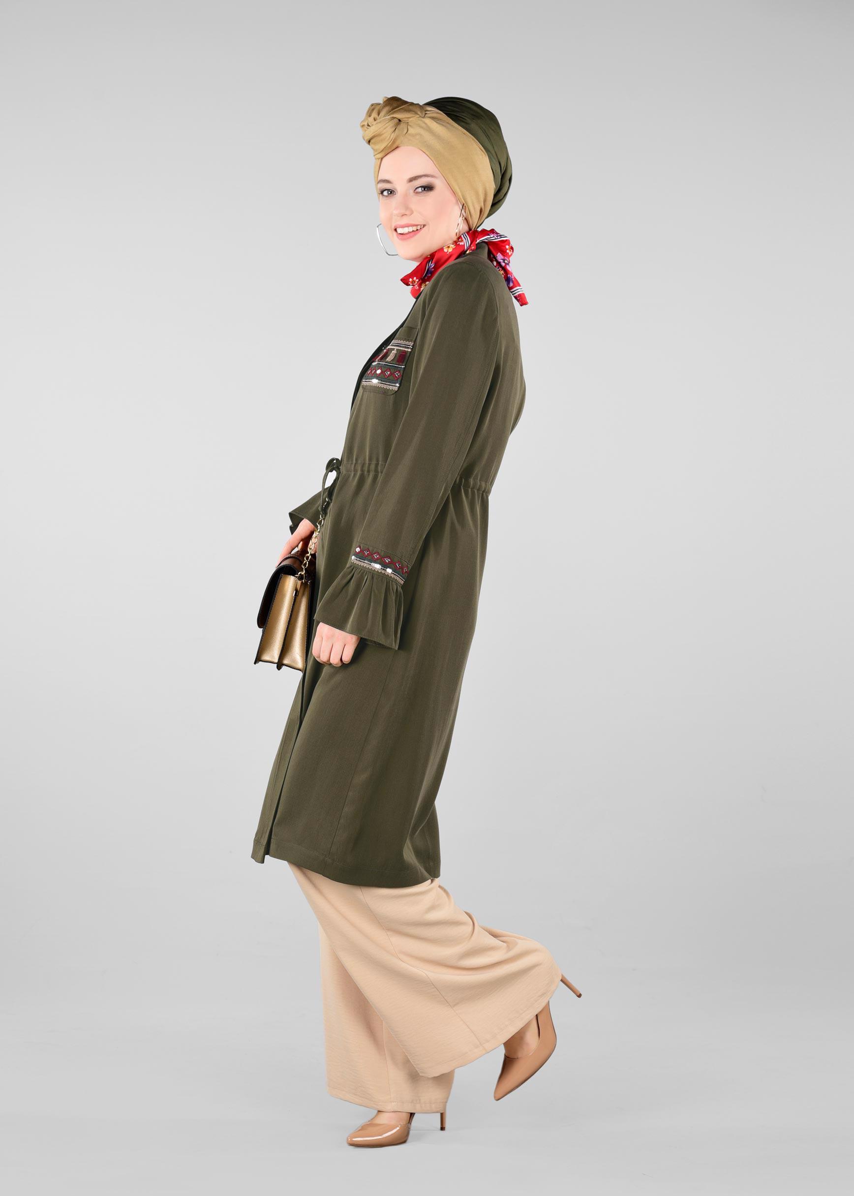 Tesettür giyim HAKİ İŞLEMELİ BELİ BÜZGÜLÜ TRENÇKOT 1202