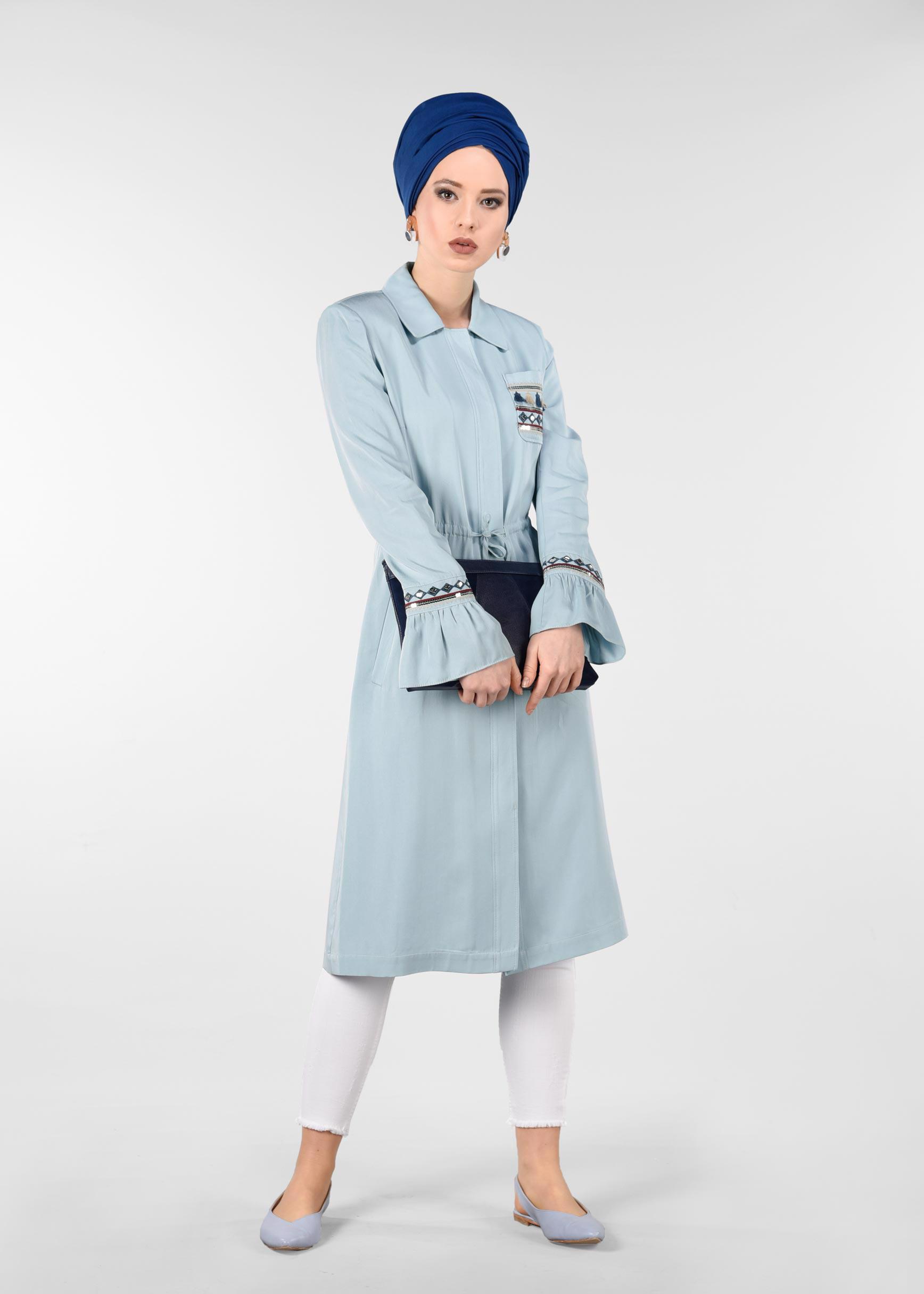 Tesettür giyim MAVİ İŞLEMELİ BELİ BÜZGÜLÜ TRENÇKOT 1202