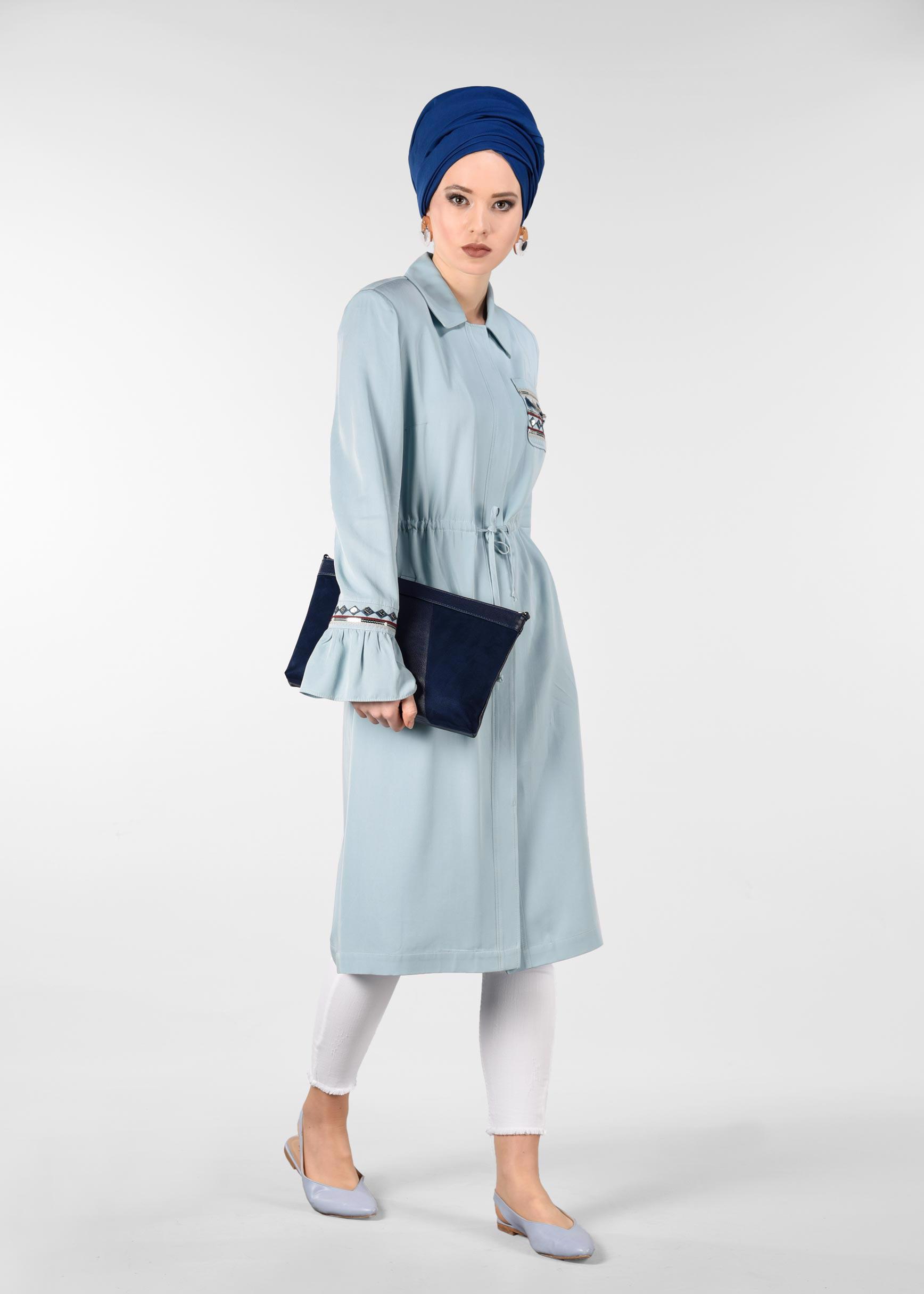 Tesettür giyim MAVİ İŞLEMELİ BELİ BÜZGÜLÜ TRENÇKOT 1202