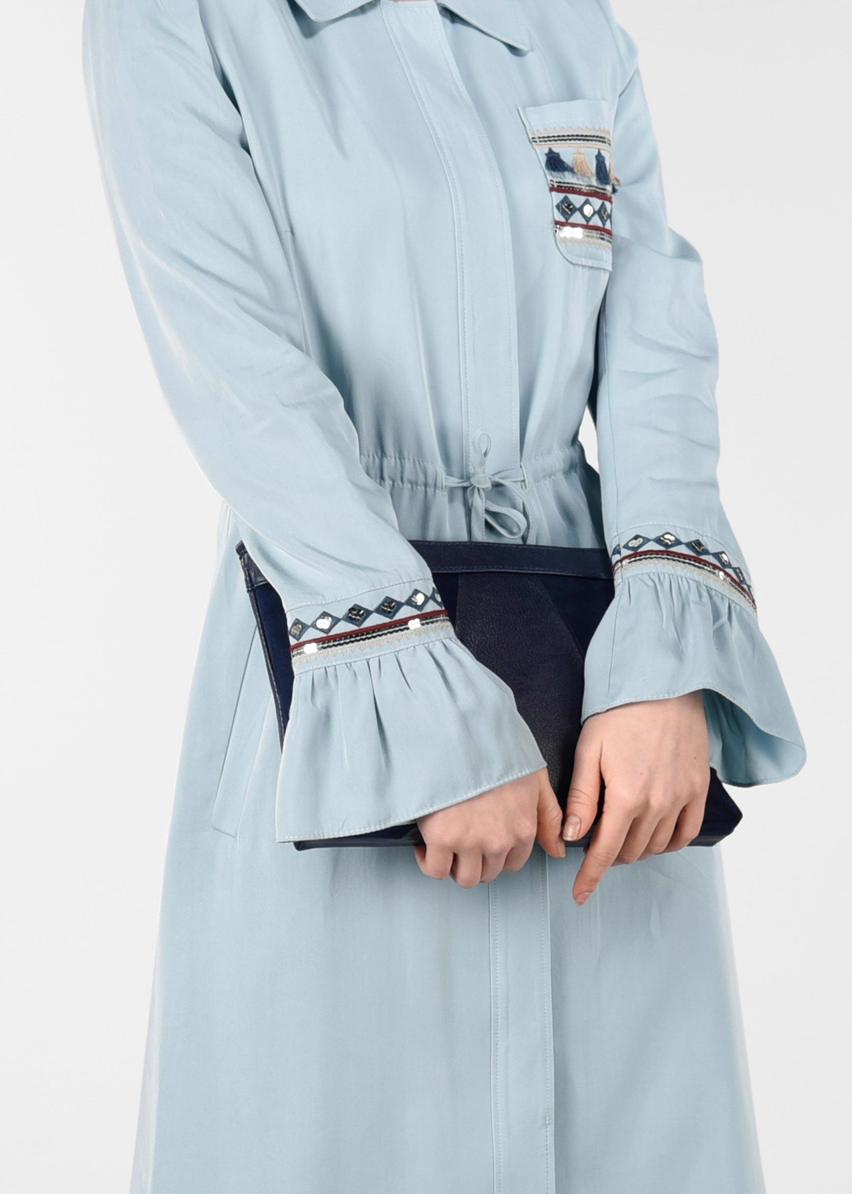 Tesettür giyim MAVİ İŞLEMELİ BELİ BÜZGÜLÜ TRENÇKOT 1202