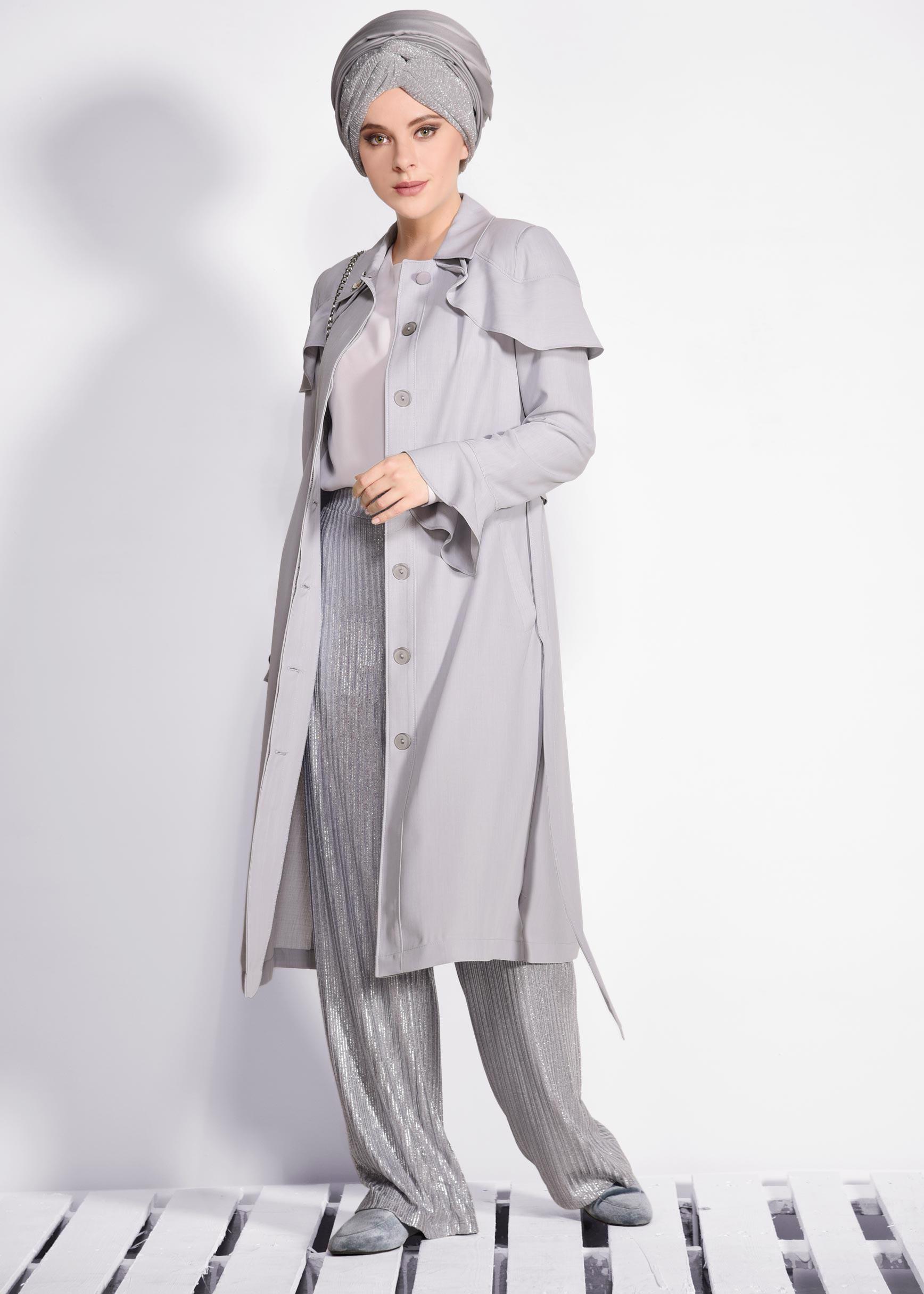 Tesettür giyim GRİ OMUZLARI VOLANLI GİZLİ DÜĞMELİ TRENÇKOT 1205