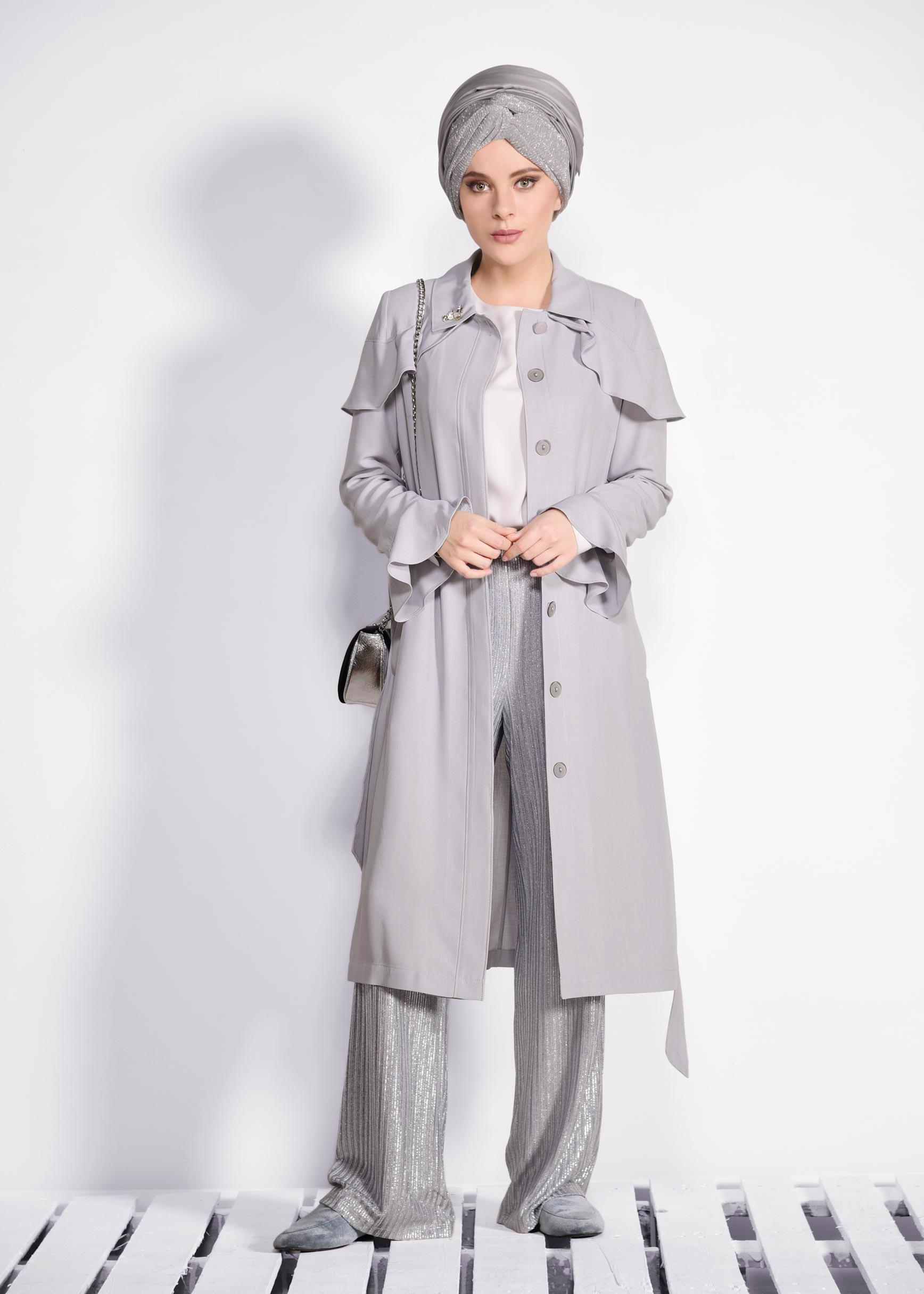 Tesettür giyim GRİ OMUZLARI VOLANLI GİZLİ DÜĞMELİ TRENÇKOT 1205