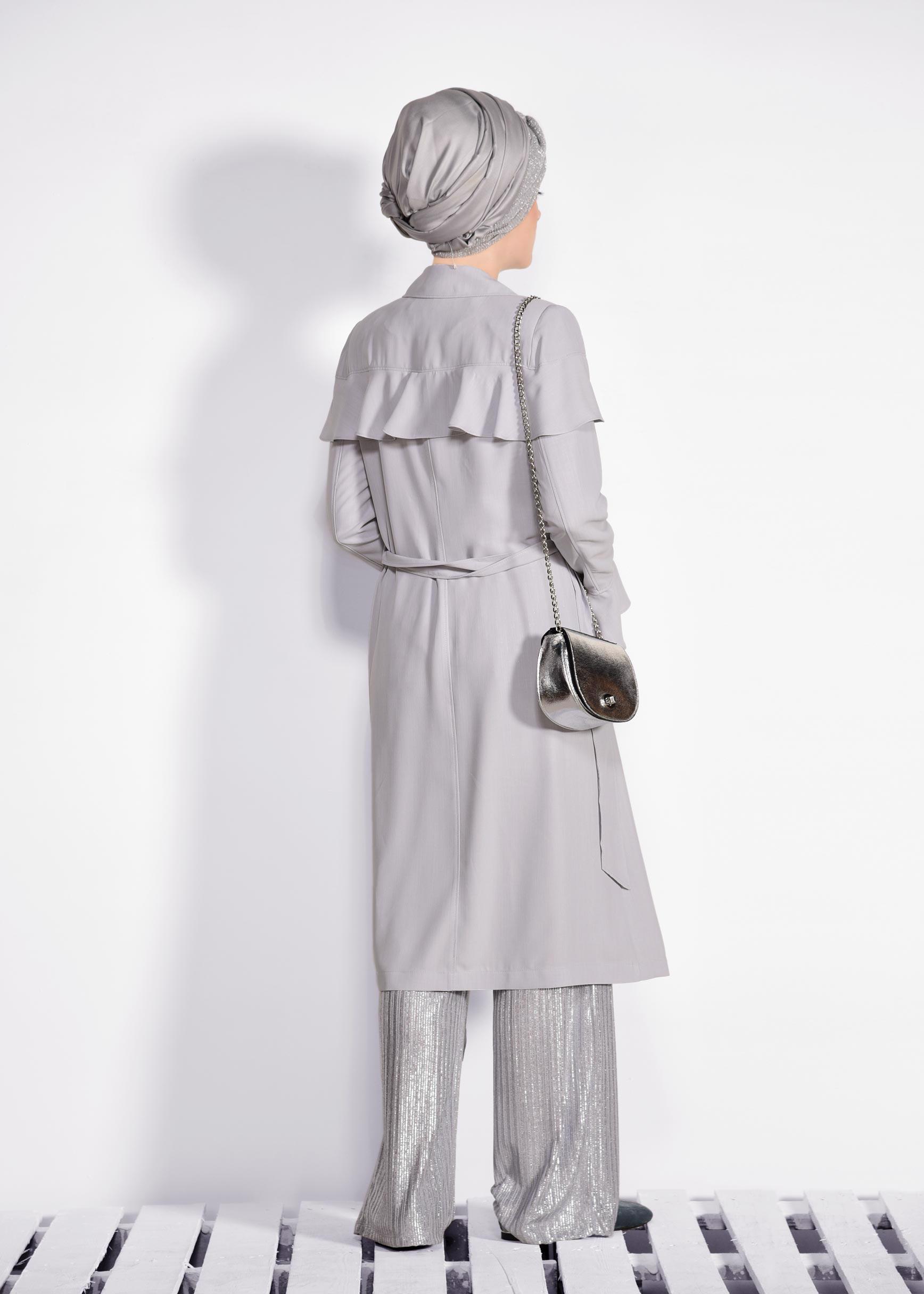 Tesettür giyim GRİ OMUZLARI VOLANLI GİZLİ DÜĞMELİ TRENÇKOT 1205