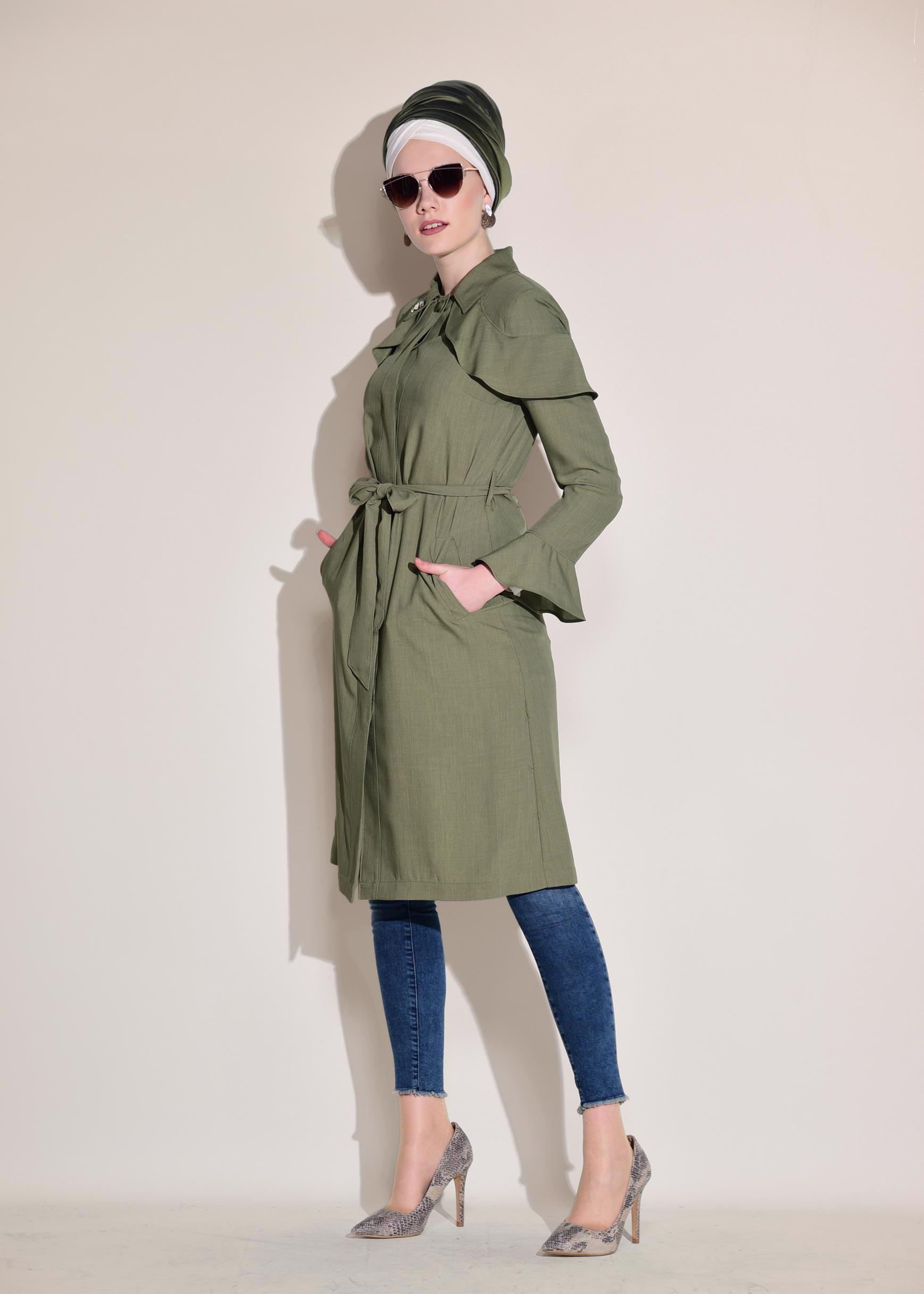 Tesettür giyim HAKİ OMUZLARI VOLANLI GİZLİ DÜĞMELİ TRENÇKOT 1205