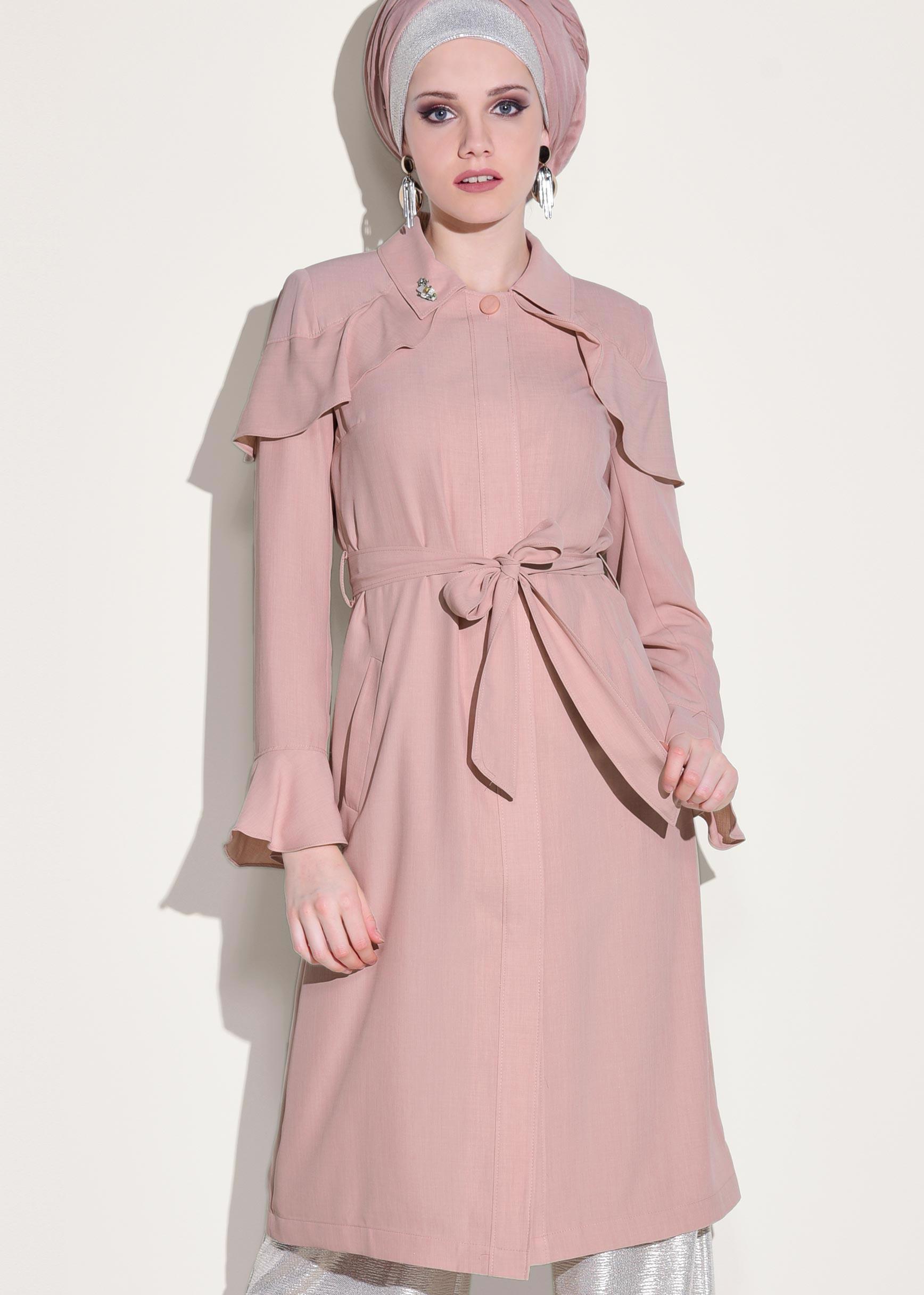 Tesettür giyim PUDRA OMUZLARI VOLANLI GİZLİ DÜĞMELİ TRENÇKOT 1205