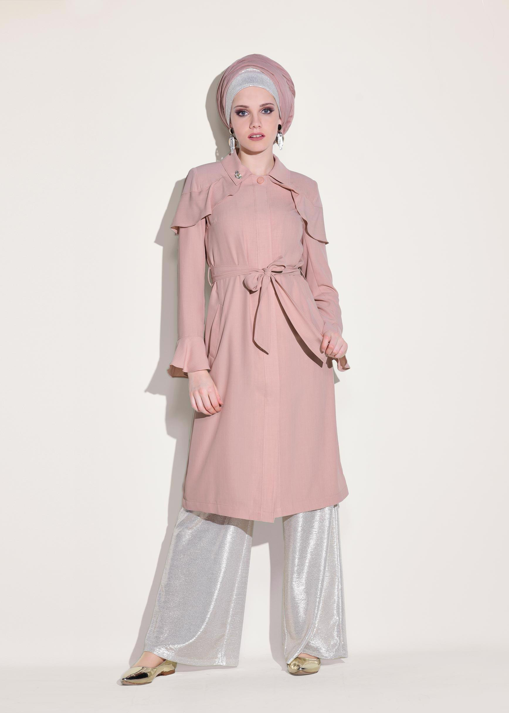 Tesettür giyim PUDRA OMUZLARI VOLANLI GİZLİ DÜĞMELİ TRENÇKOT 1205