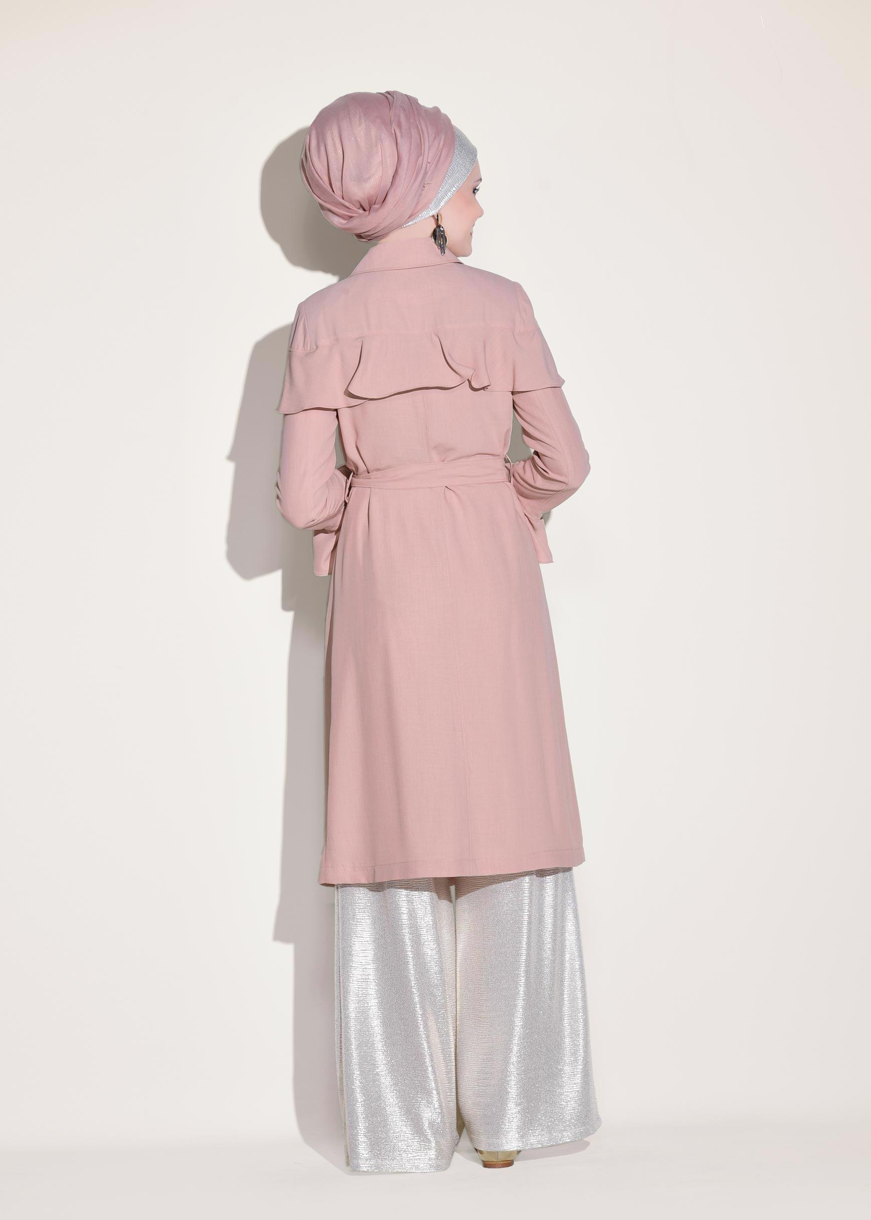 Tesettür giyim PUDRA OMUZLARI VOLANLI GİZLİ DÜĞMELİ TRENÇKOT 1205