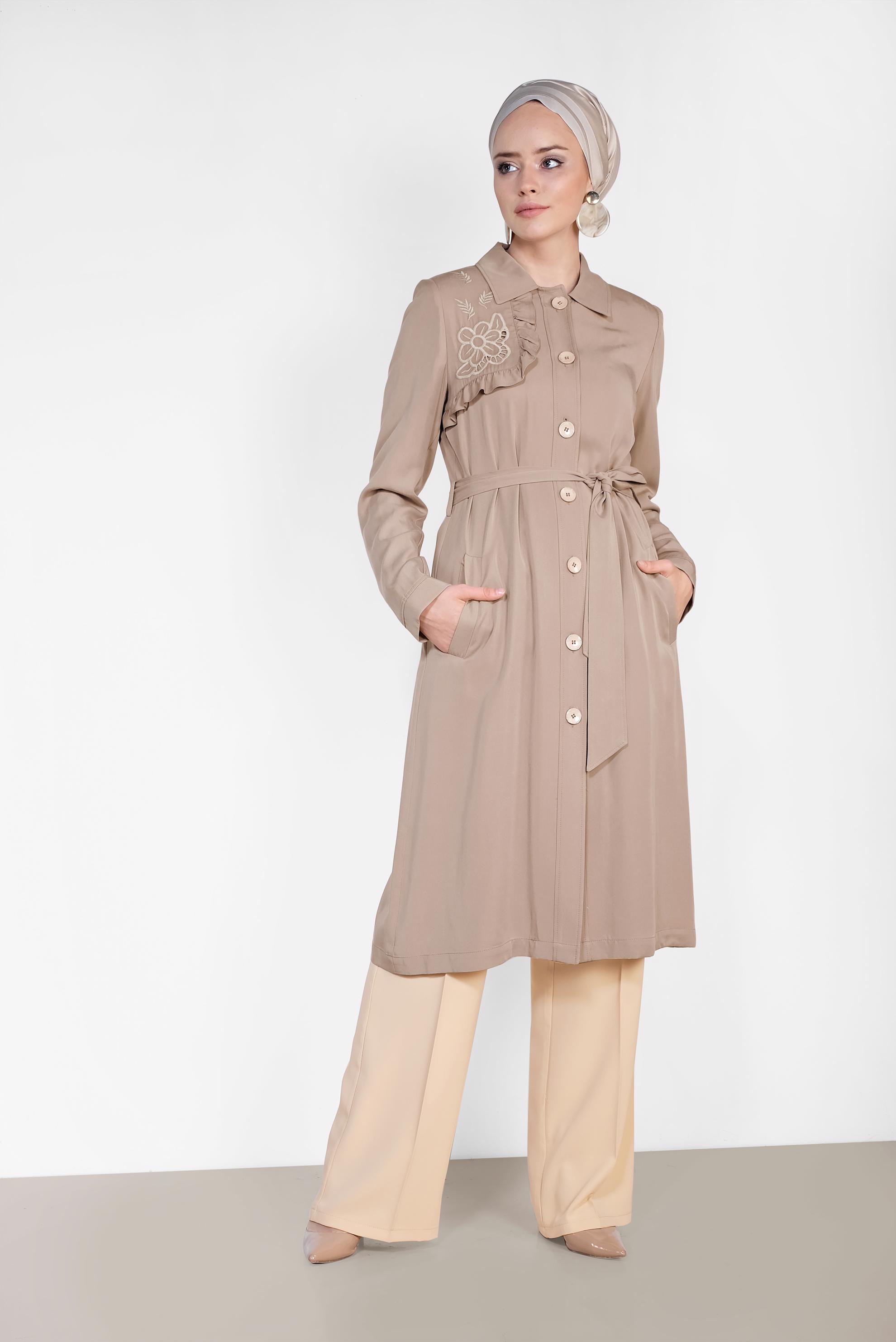 Tesettür giyim BEJ SIRT DETAYLI DÜĞMELİ TRENÇKOT 1206