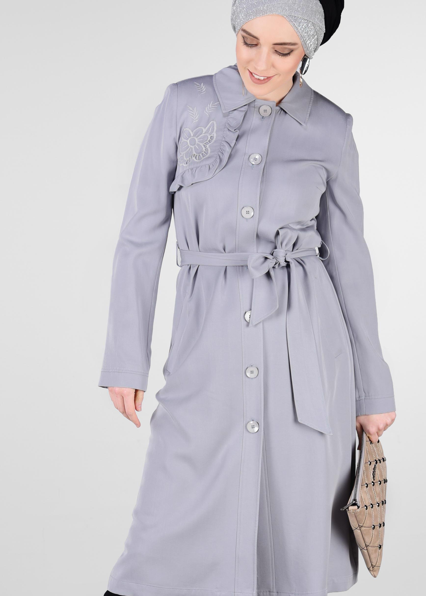 Tesettür giyim GRİ SIRT DETAYLI DÜĞMELİ TRENÇKOT 1206