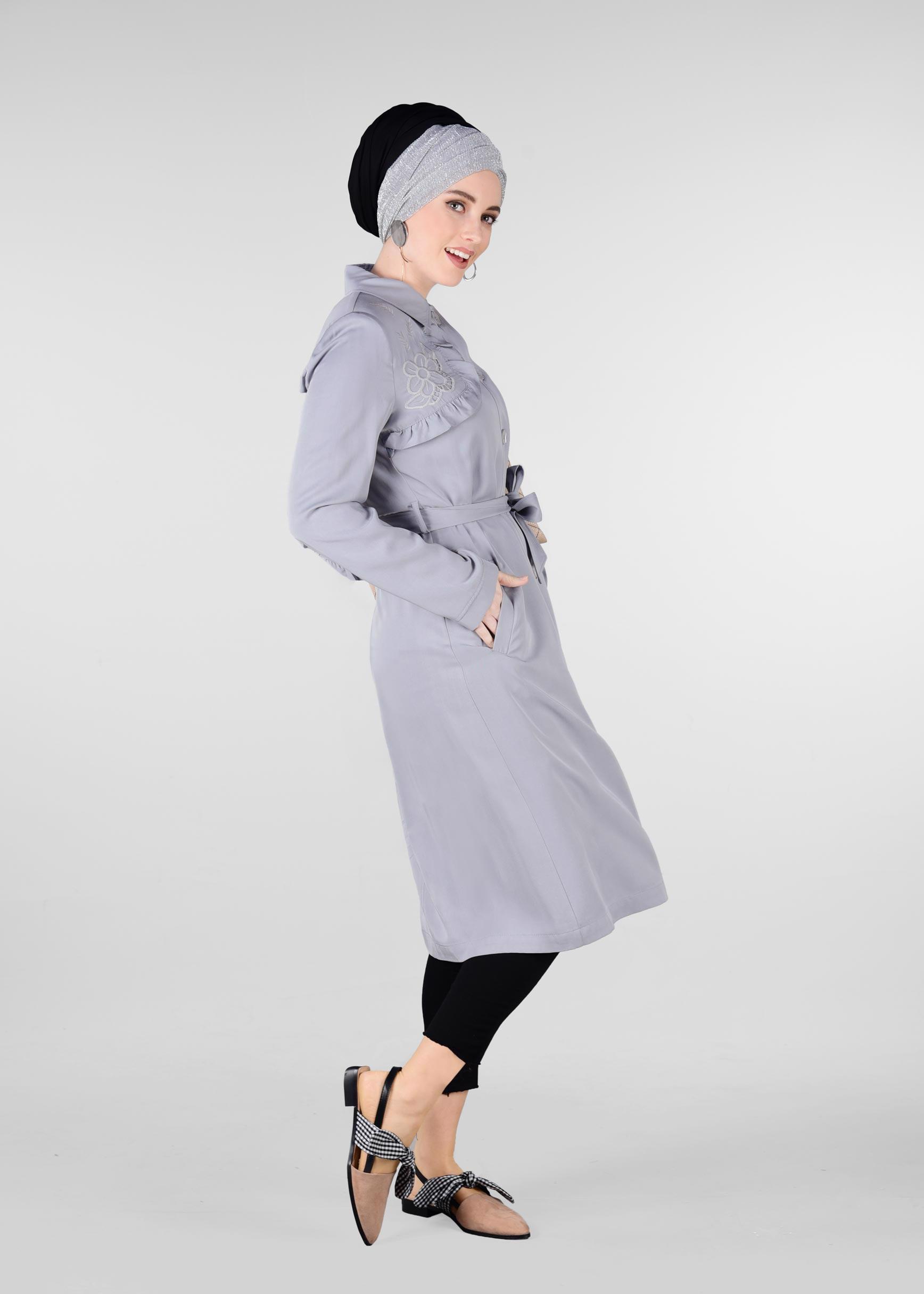 Tesettür giyim GRİ SIRT DETAYLI DÜĞMELİ TRENÇKOT 1206