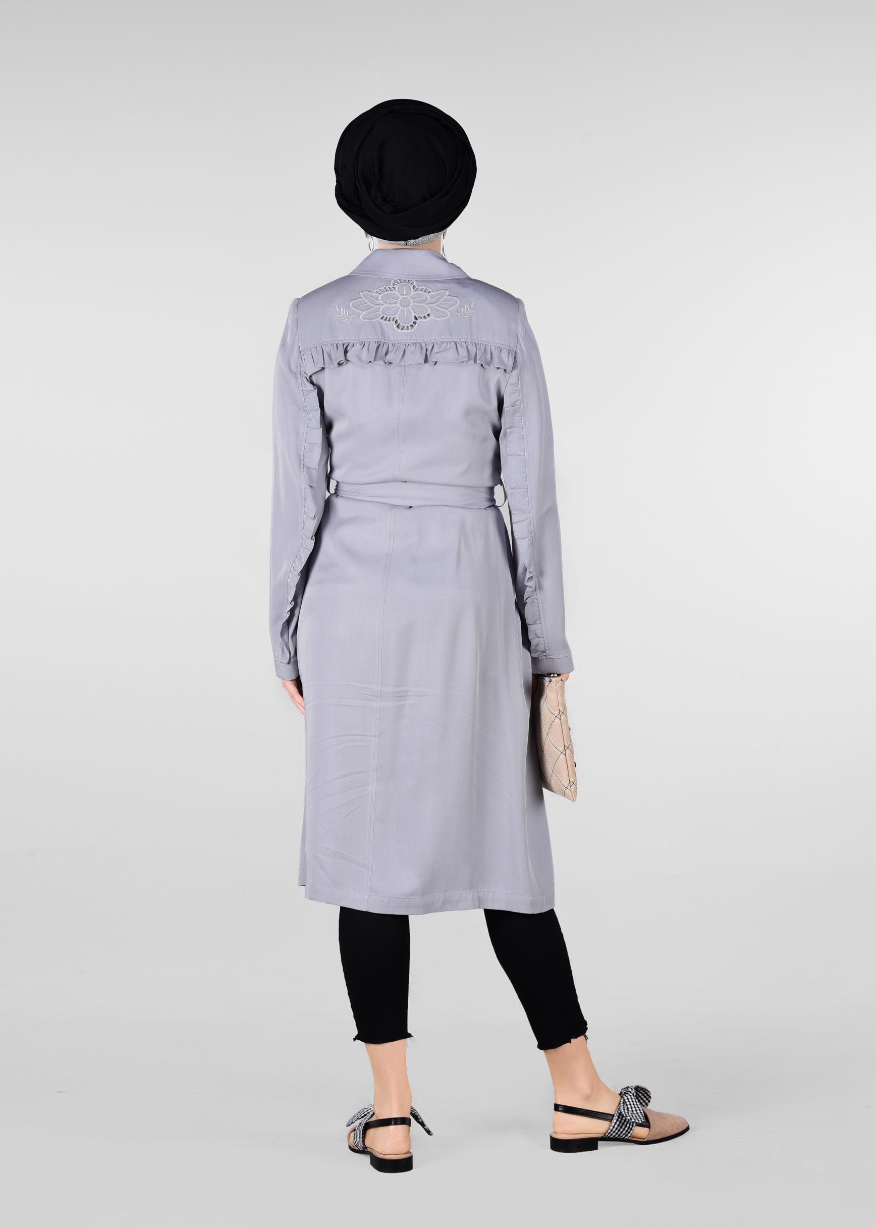 Tesettür giyim GRİ SIRT DETAYLI DÜĞMELİ TRENÇKOT 1206