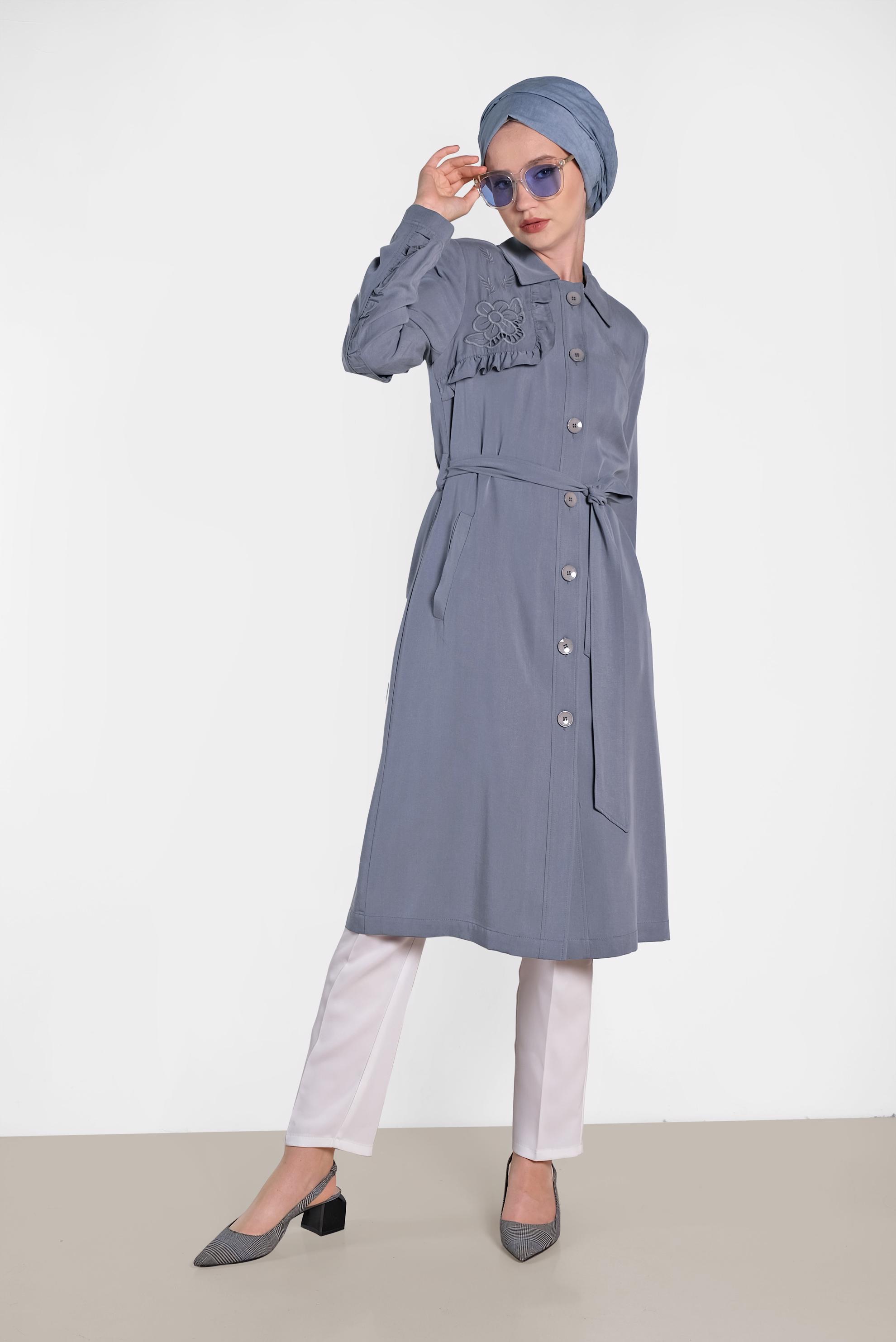 Tesettür giyim GRİ SIRT DETAYLI DÜĞMELİ TRENÇKOT 1206