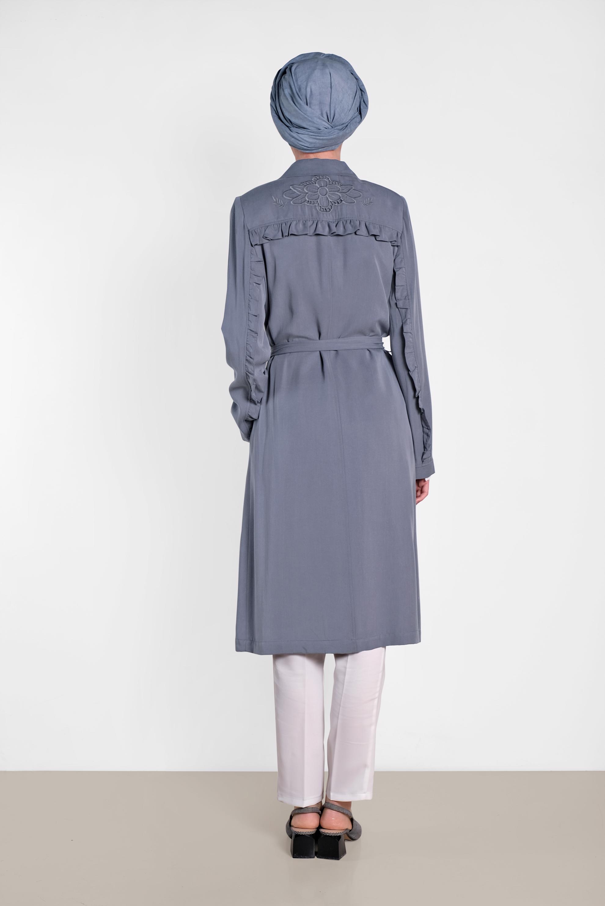 Tesettür giyim GRİ SIRT DETAYLI DÜĞMELİ TRENÇKOT 1206