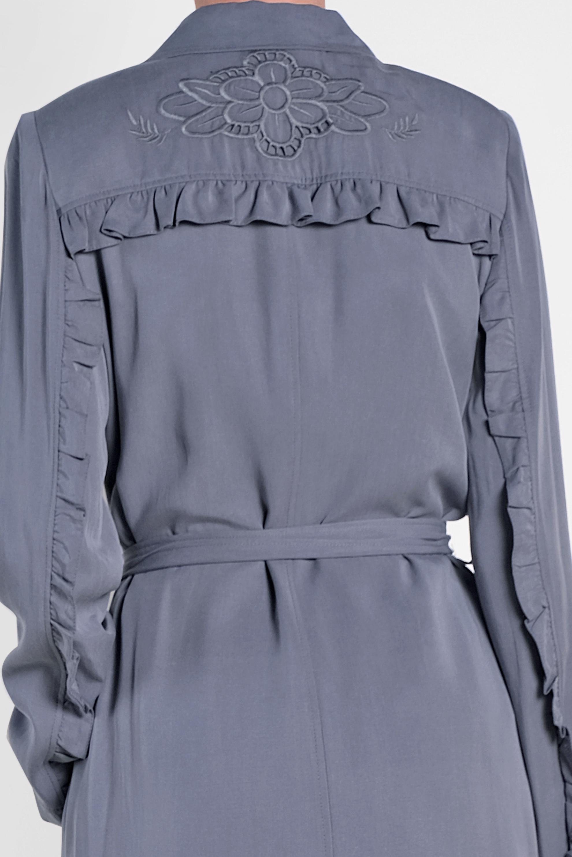 Tesettür giyim GRİ SIRT DETAYLI DÜĞMELİ TRENÇKOT 1206