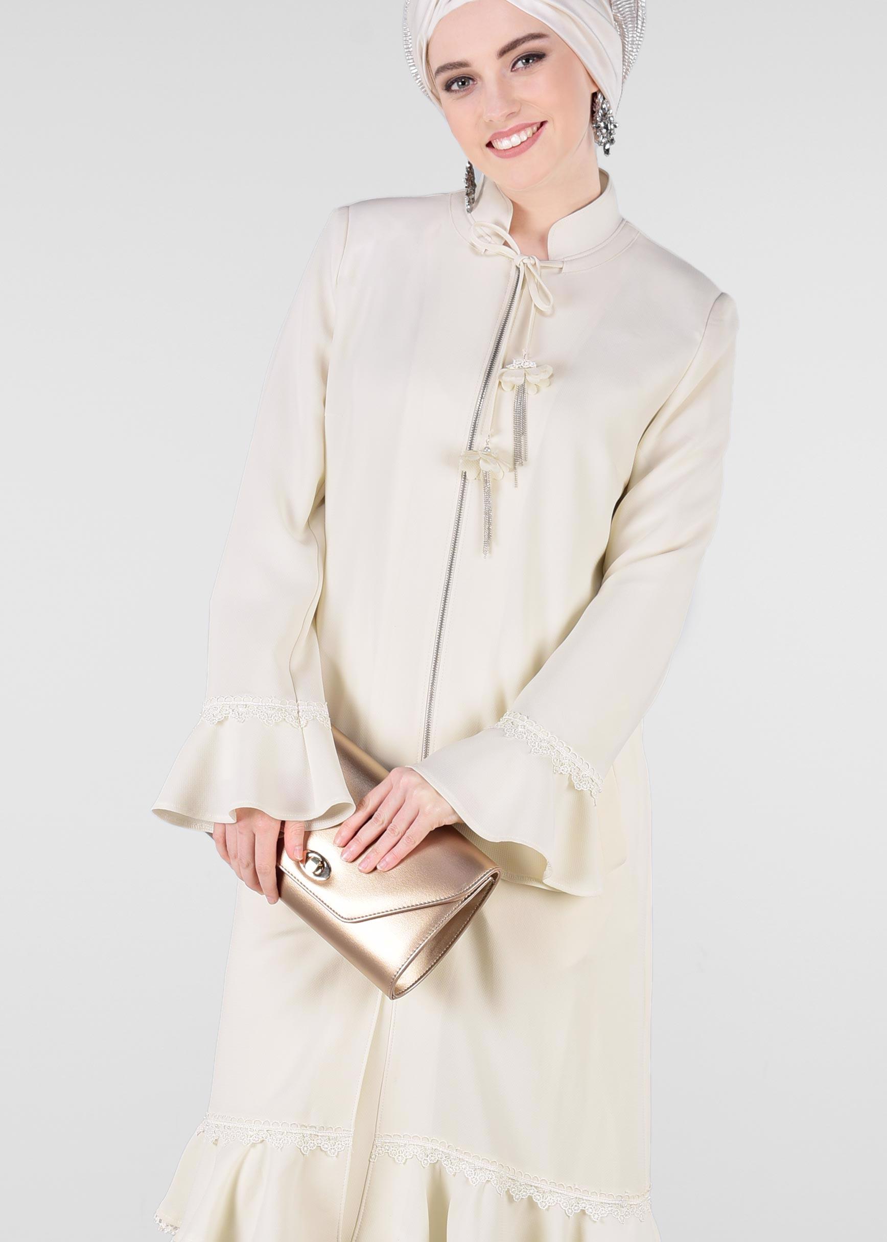 Tesettür giyim EKRU VOLAN VE DANTEL DETAYLI TRENÇKOT 1210