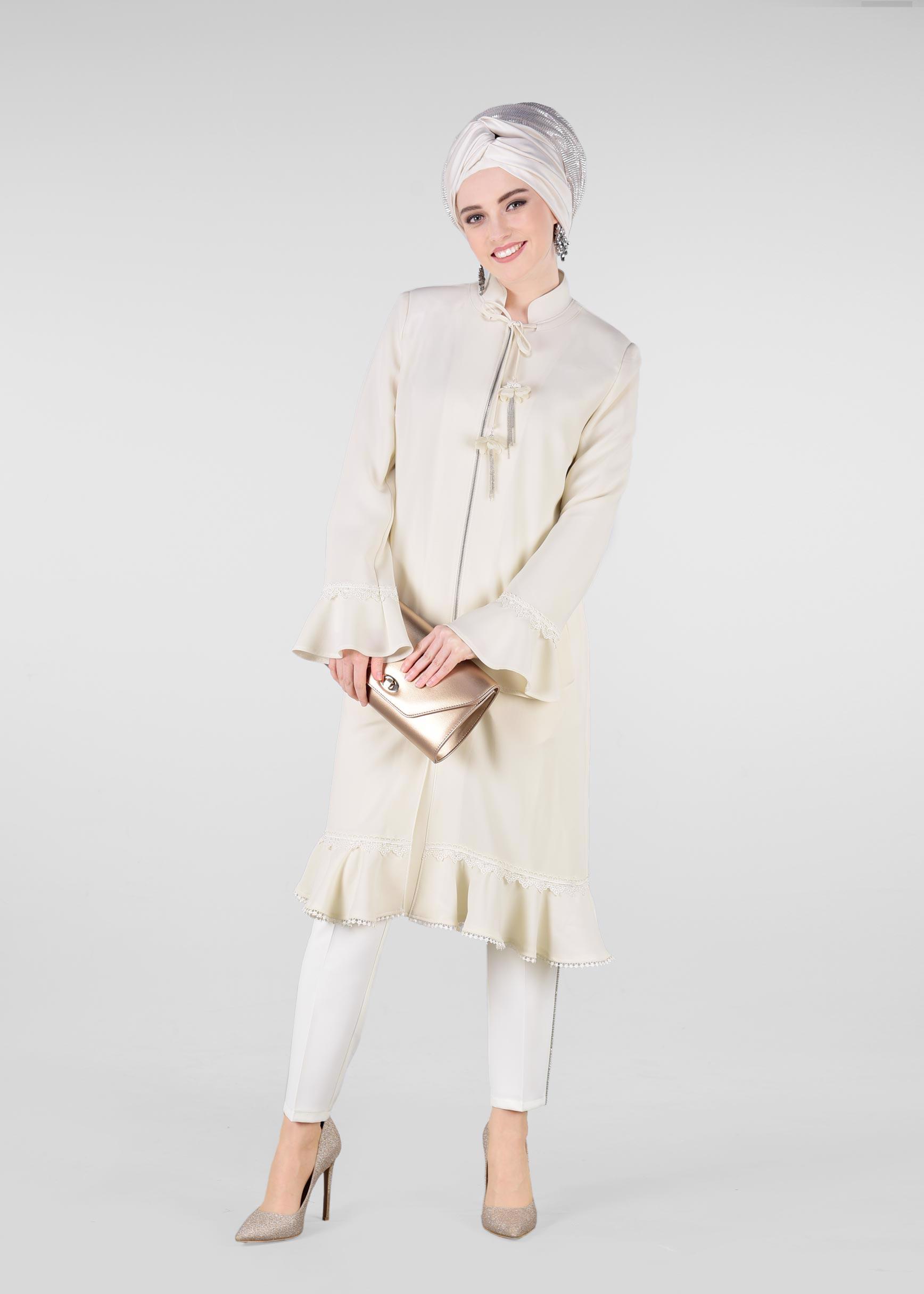 Tesettür giyim EKRU VOLAN VE DANTEL DETAYLI TRENÇKOT 1210