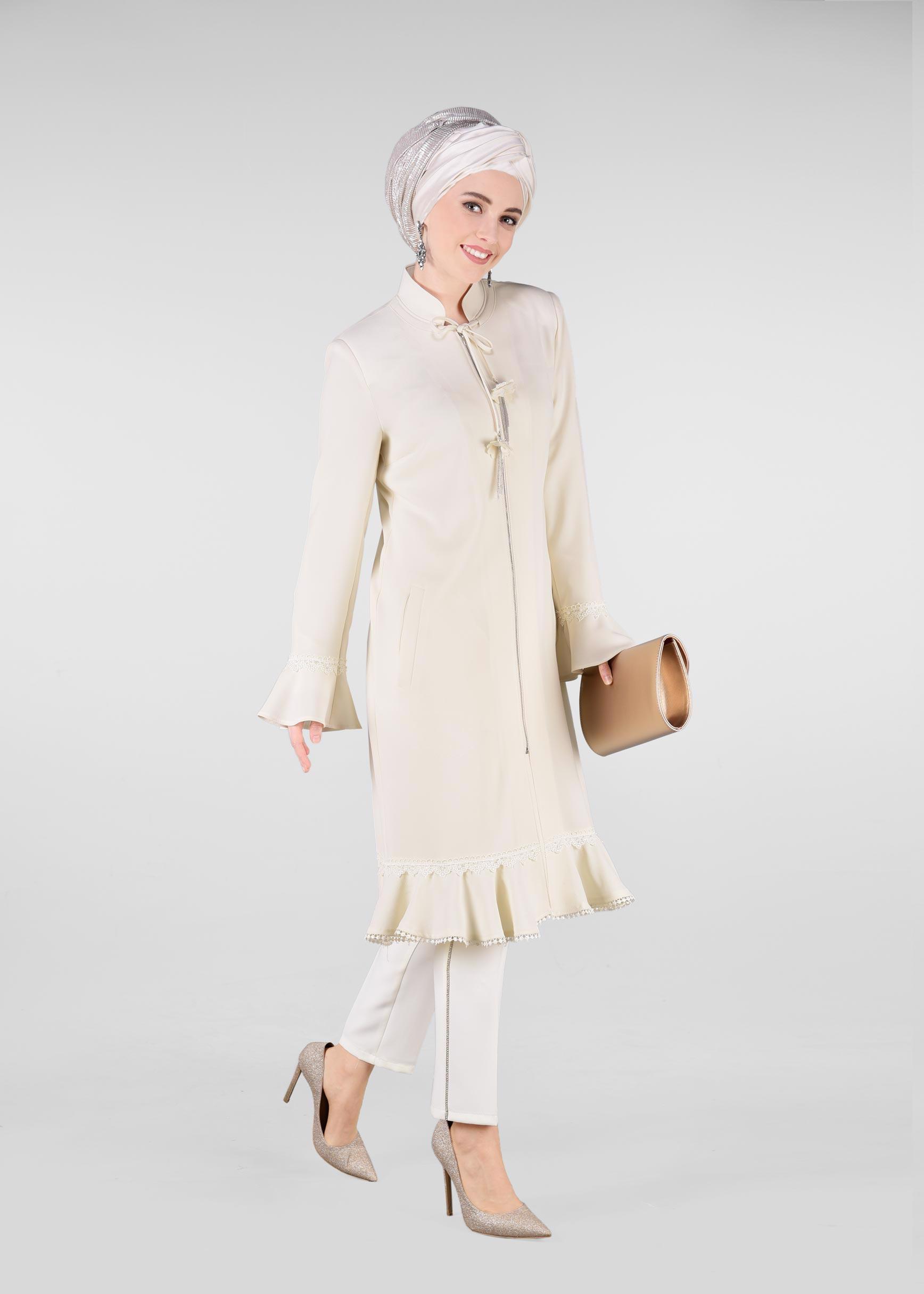 Tesettür giyim EKRU VOLAN VE DANTEL DETAYLI TRENÇKOT 1210