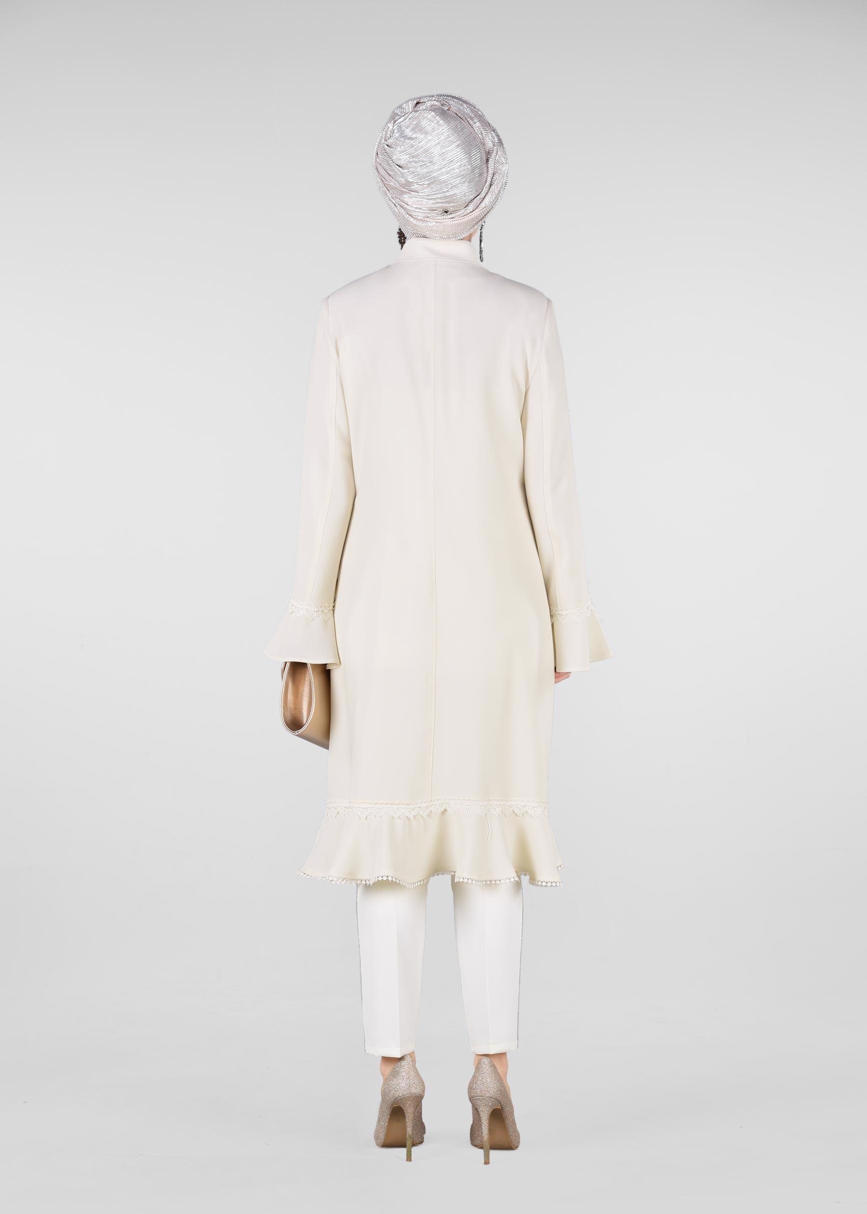 Tesettür giyim EKRU VOLAN VE DANTEL DETAYLI TRENÇKOT 1210