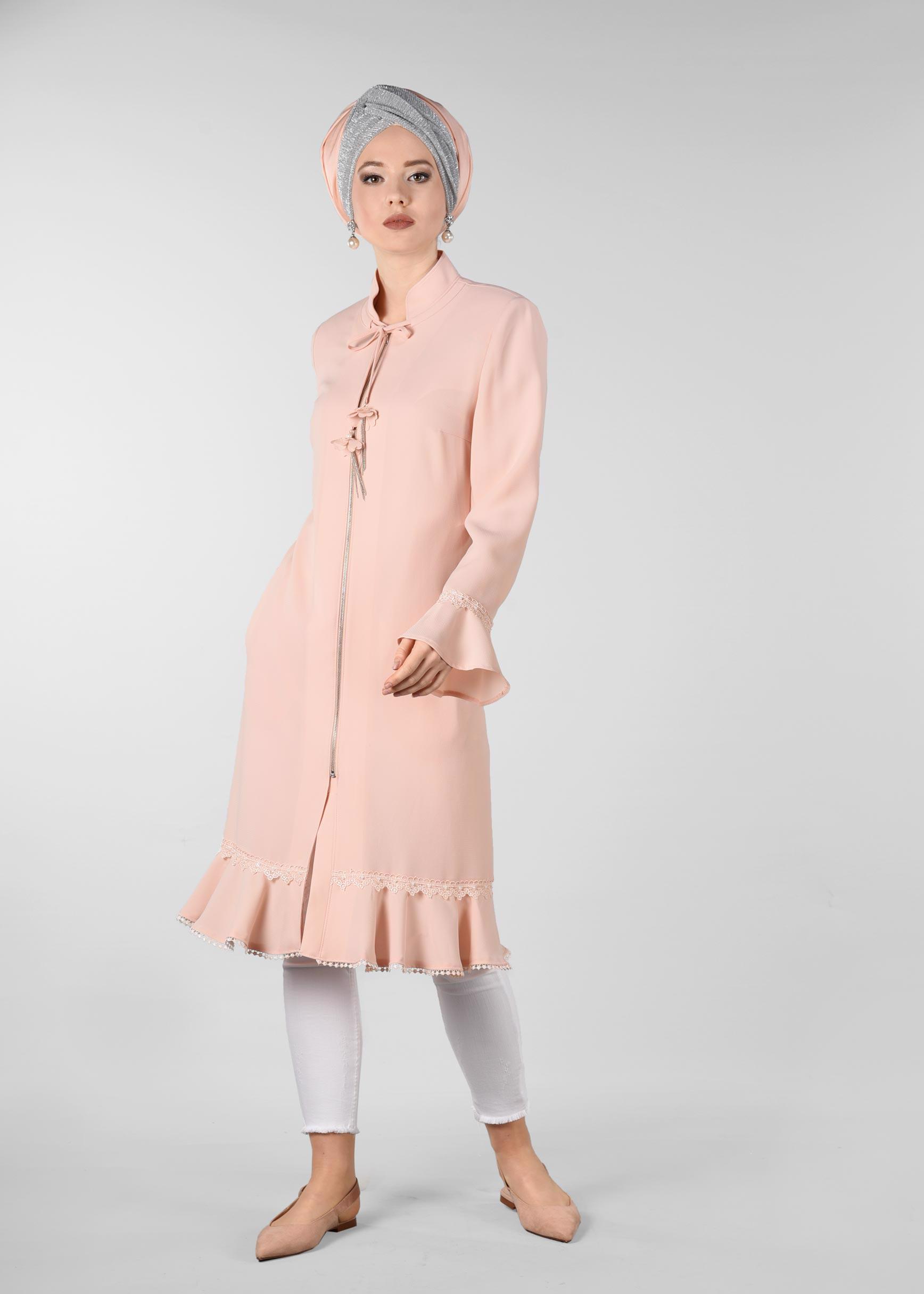 Tesettür giyim PUDRA VOLAN VE DANTEL DETAYLI TRENÇKOT 1210