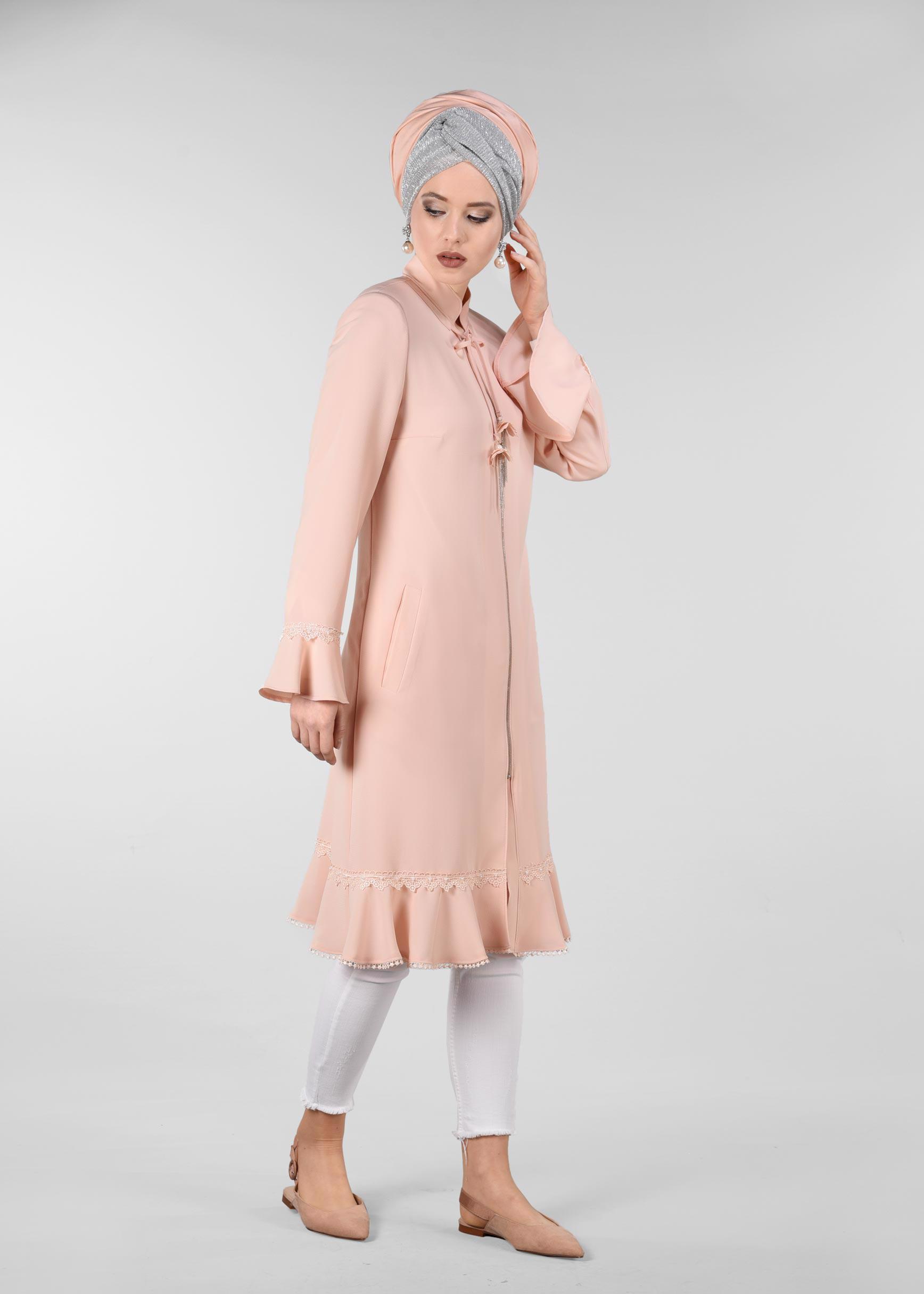 Tesettür giyim PUDRA VOLAN VE DANTEL DETAYLI TRENÇKOT 1210
