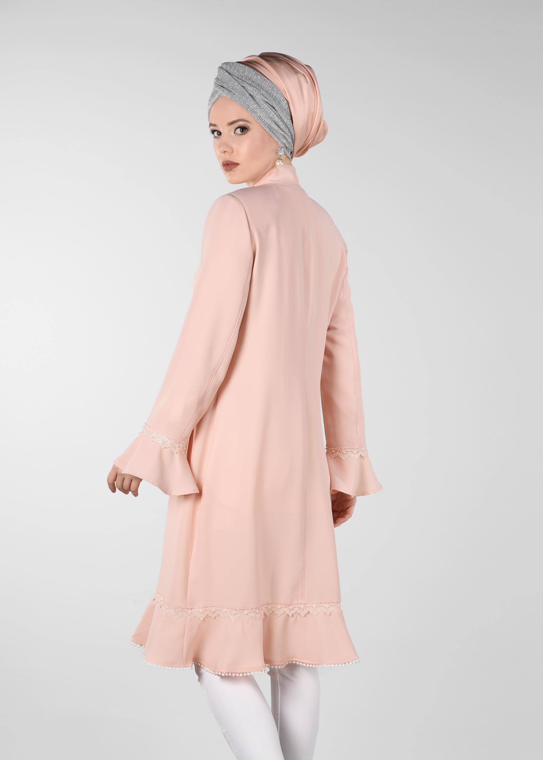 Tesettür giyim PUDRA VOLAN VE DANTEL DETAYLI TRENÇKOT 1210
